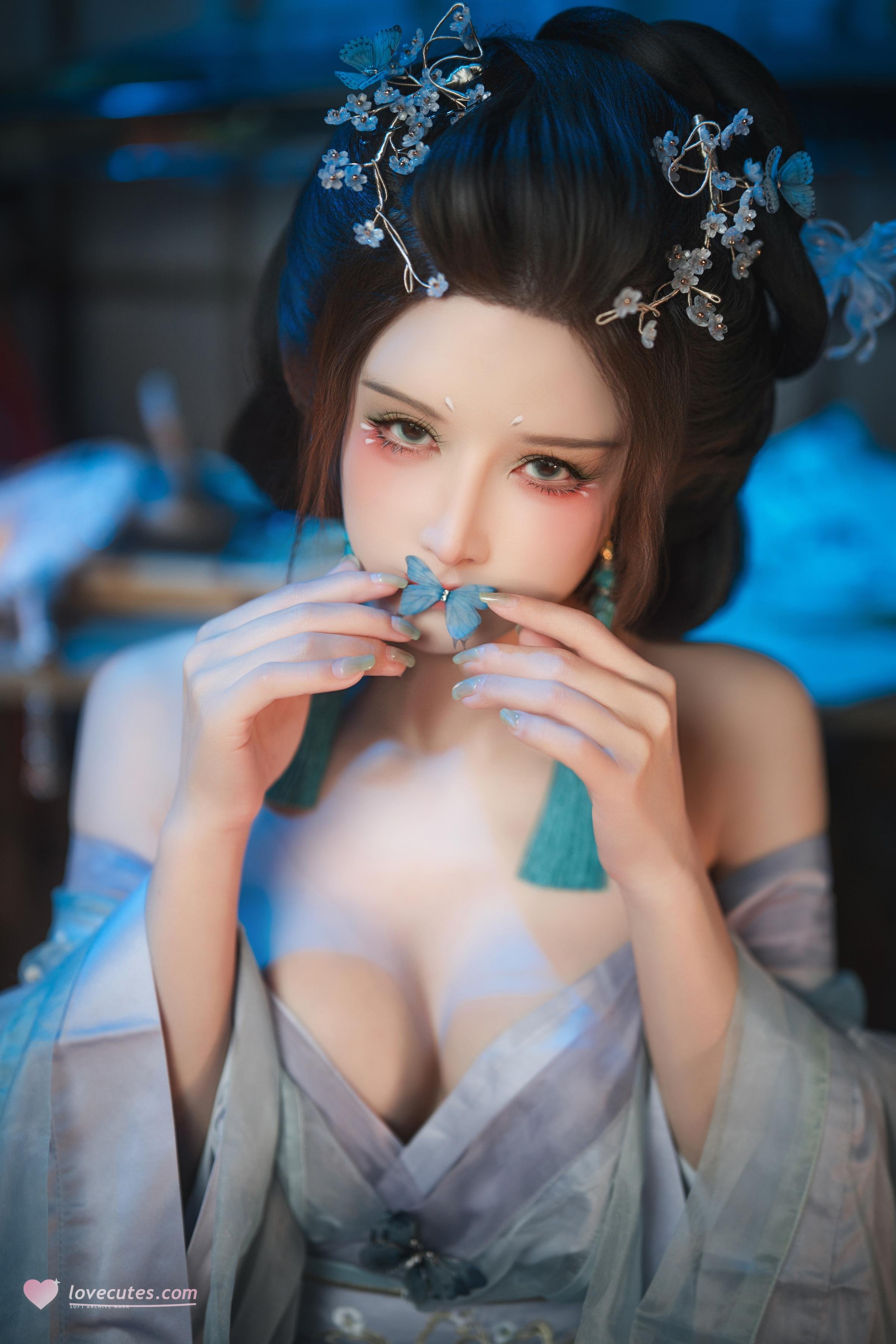 [costume play] 鹿八歳 - 碎蝶夢：美しい古装の柔らかな光の雰囲気が幻想的で、カメラワークも大胆。美脚と美乳のディテールが目を引く195P1V