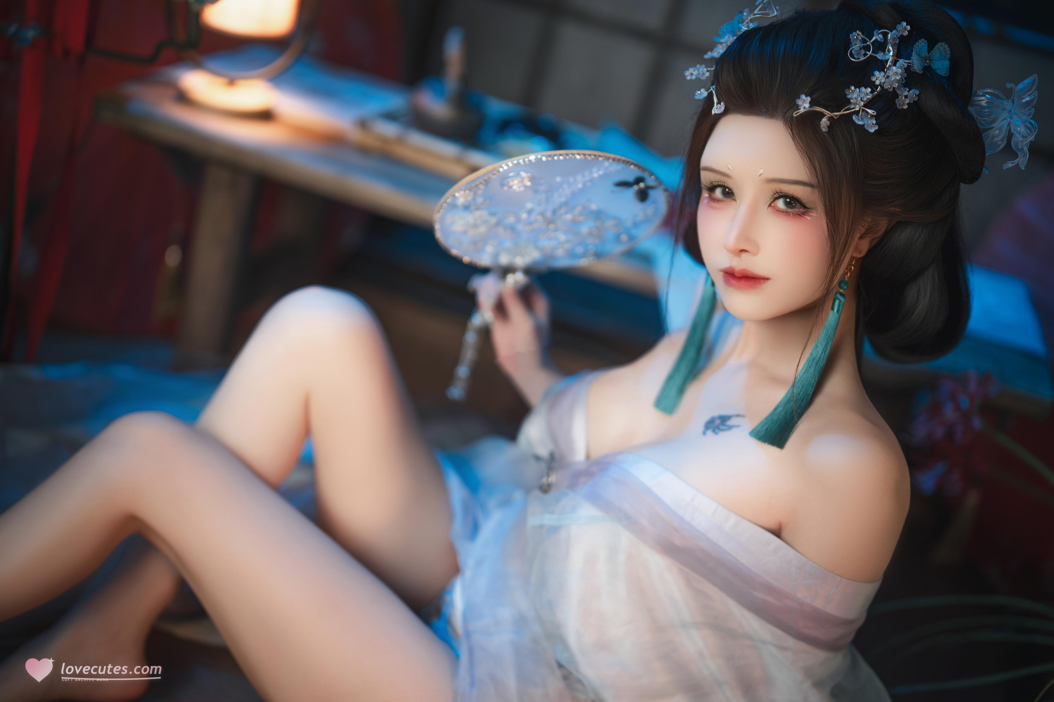 [costume play] 鹿八歳 - 碎蝶夢：美しい古装の柔らかな光の雰囲気が幻想的で、カメラワークも大胆。美脚と美乳のディテールが目を引く195P1V