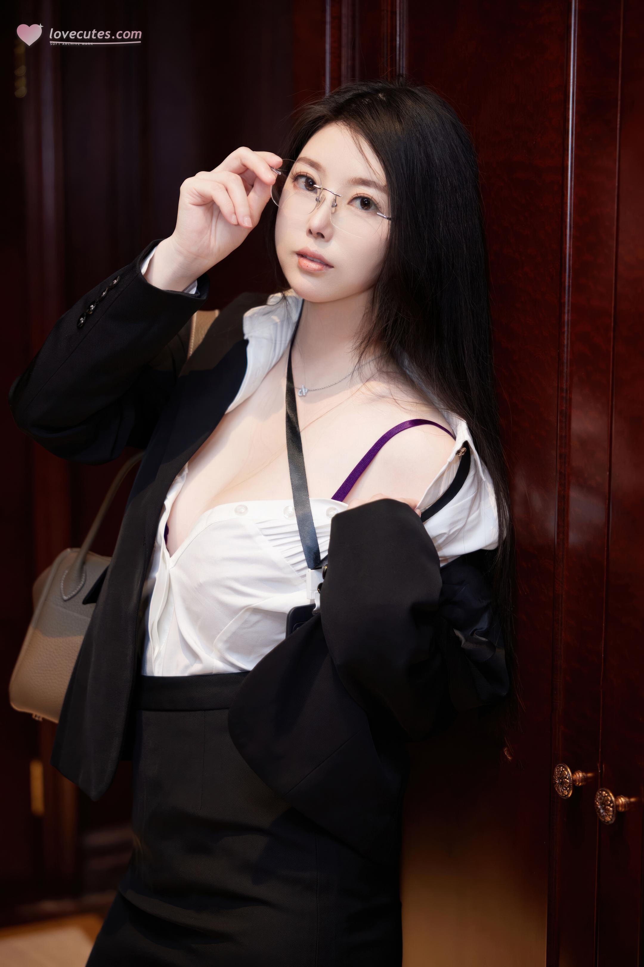 '[Mẫu] Bạch Như Tuyết - Tím Tơ OL: Không Gian Văn Phòng Với Kính Mát, Giày Cao Gót Và Tất Tím, Đường Cong Quyến Rũ 87P'
