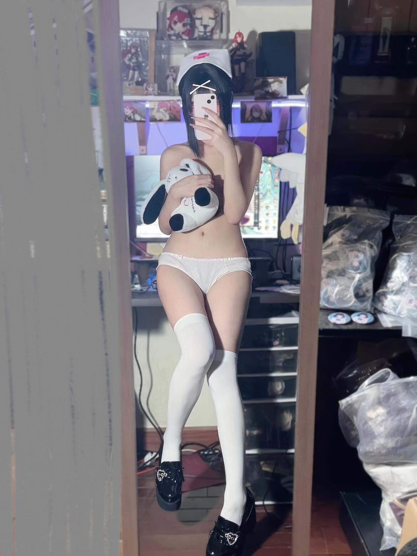 [costume play] 清水凪 - 夜勤小護士：白絲眼鏡護士造型 夜班氛圍下的清純制服風 31P
