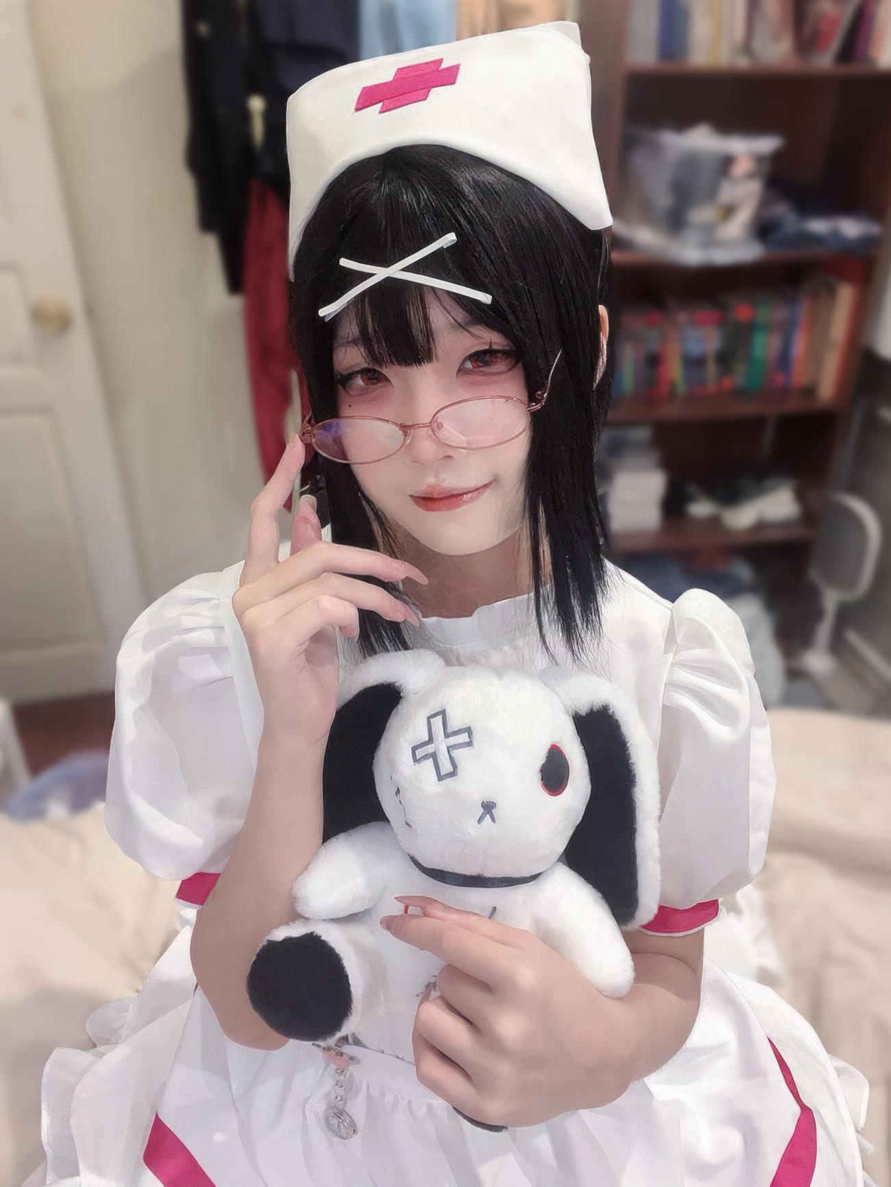 [costume play] 清水凪 - 夜勤小護士：白絲眼鏡護士造型 夜班氛圍下的清純制服風 31P
