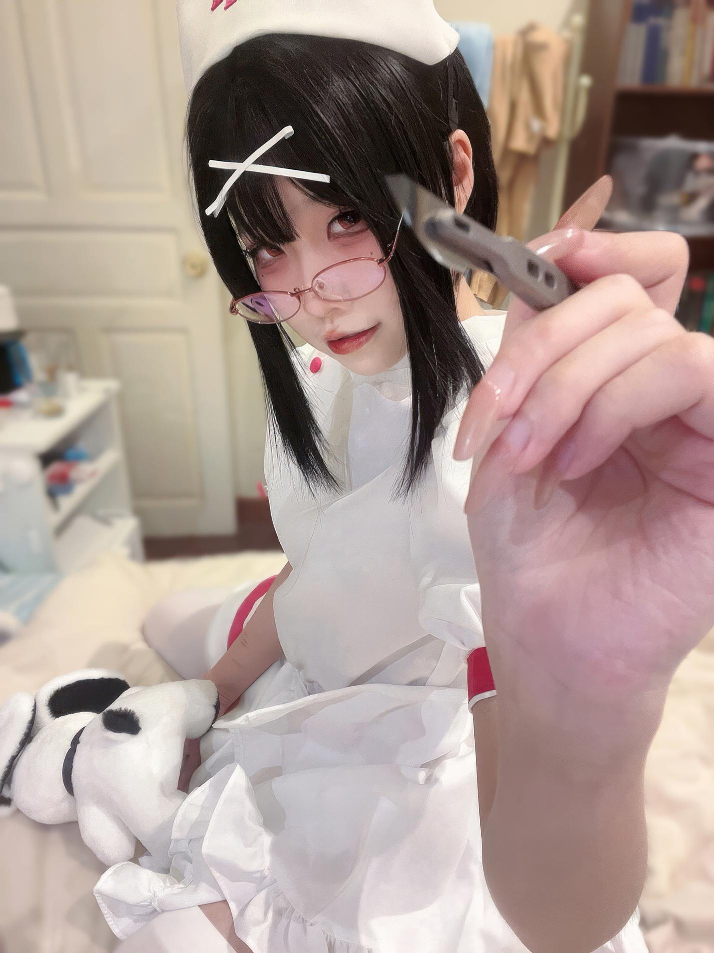 [Cosplay] Shimizu Nagi - Night Shift Nurse: Pure Uniform Style with White Stockings and Glasses, 31P