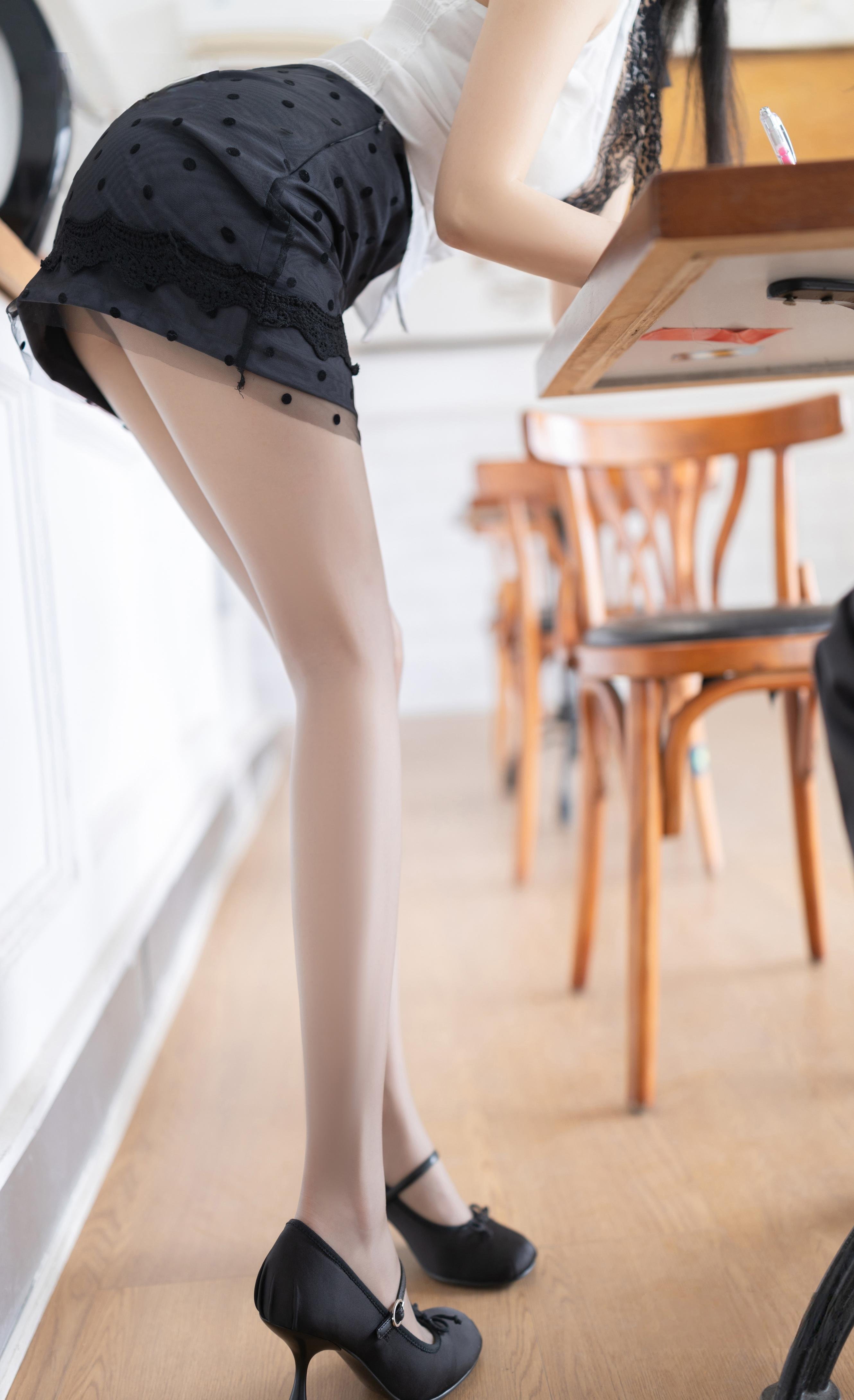 [モデル] 魚卵フィッシュ - カフェでの出会い：カフェシーンのストッキング美脚スタイル、洗練された雰囲気とカメラ映え 120P