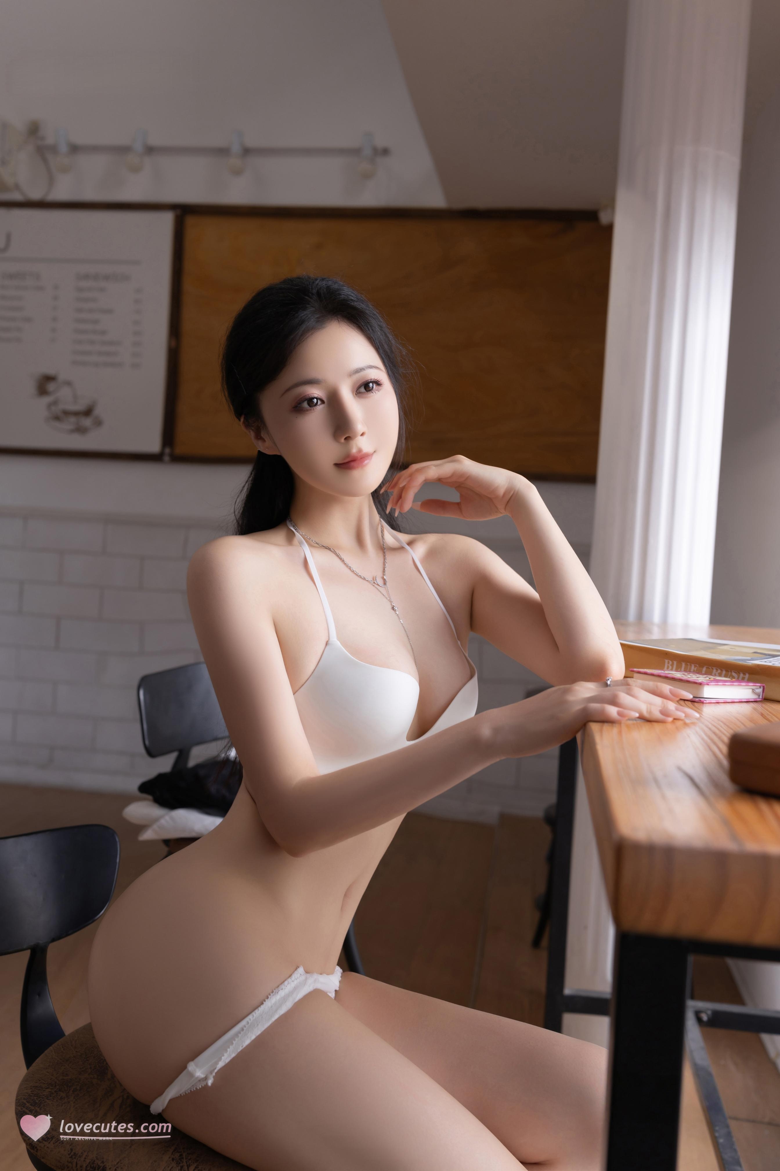 [モデル] 魚卵フィッシュ - カフェでの出会い：カフェシーンのストッキング美脚スタイル、洗練された雰囲気とカメラ映え 120P