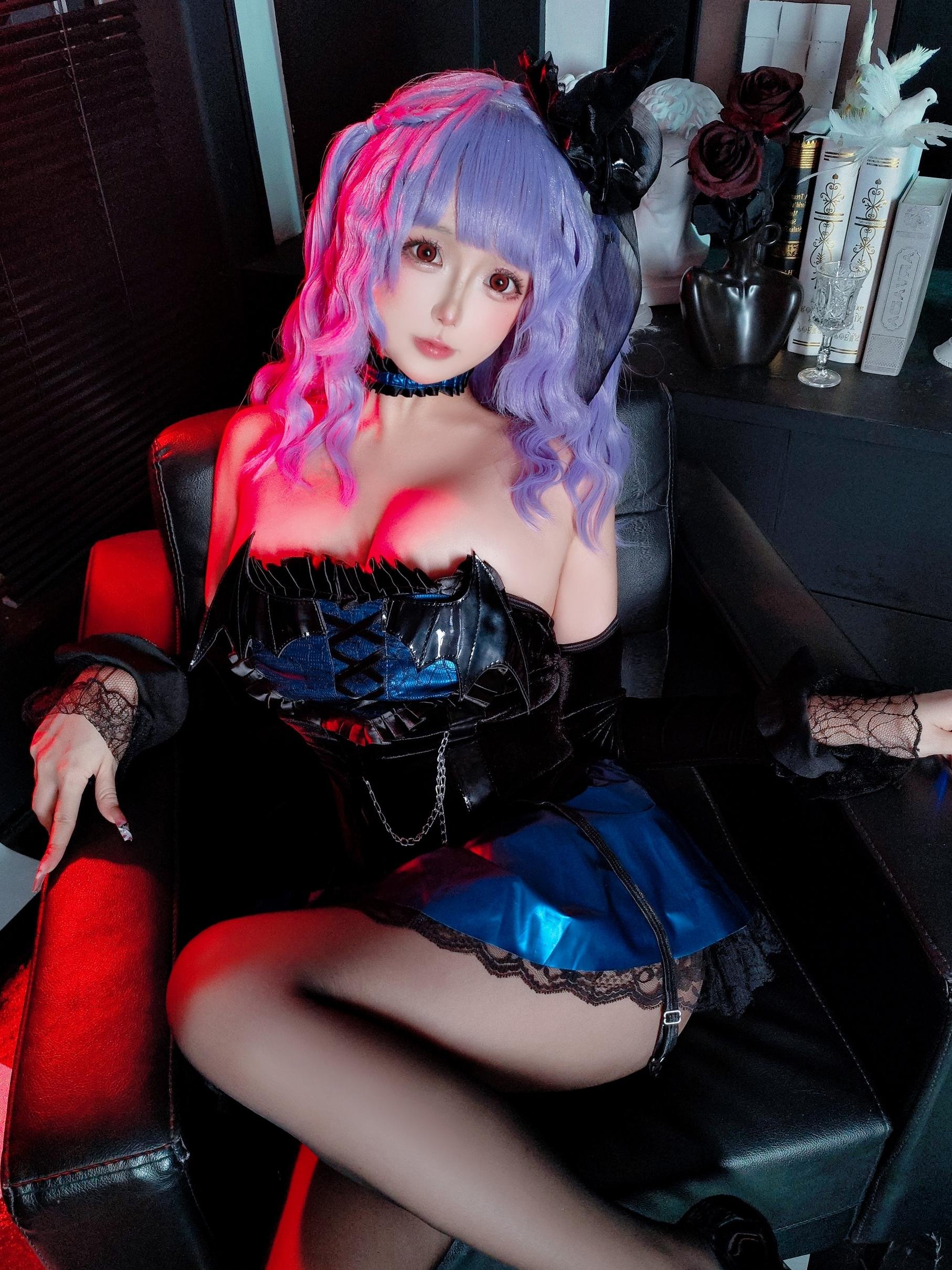 日奈娇 见习魔女：紫发黑丝搭配高跟鞋的魔女造型 冷艳氛围与曲线表现都很吸睛 写真セット 172P6V
