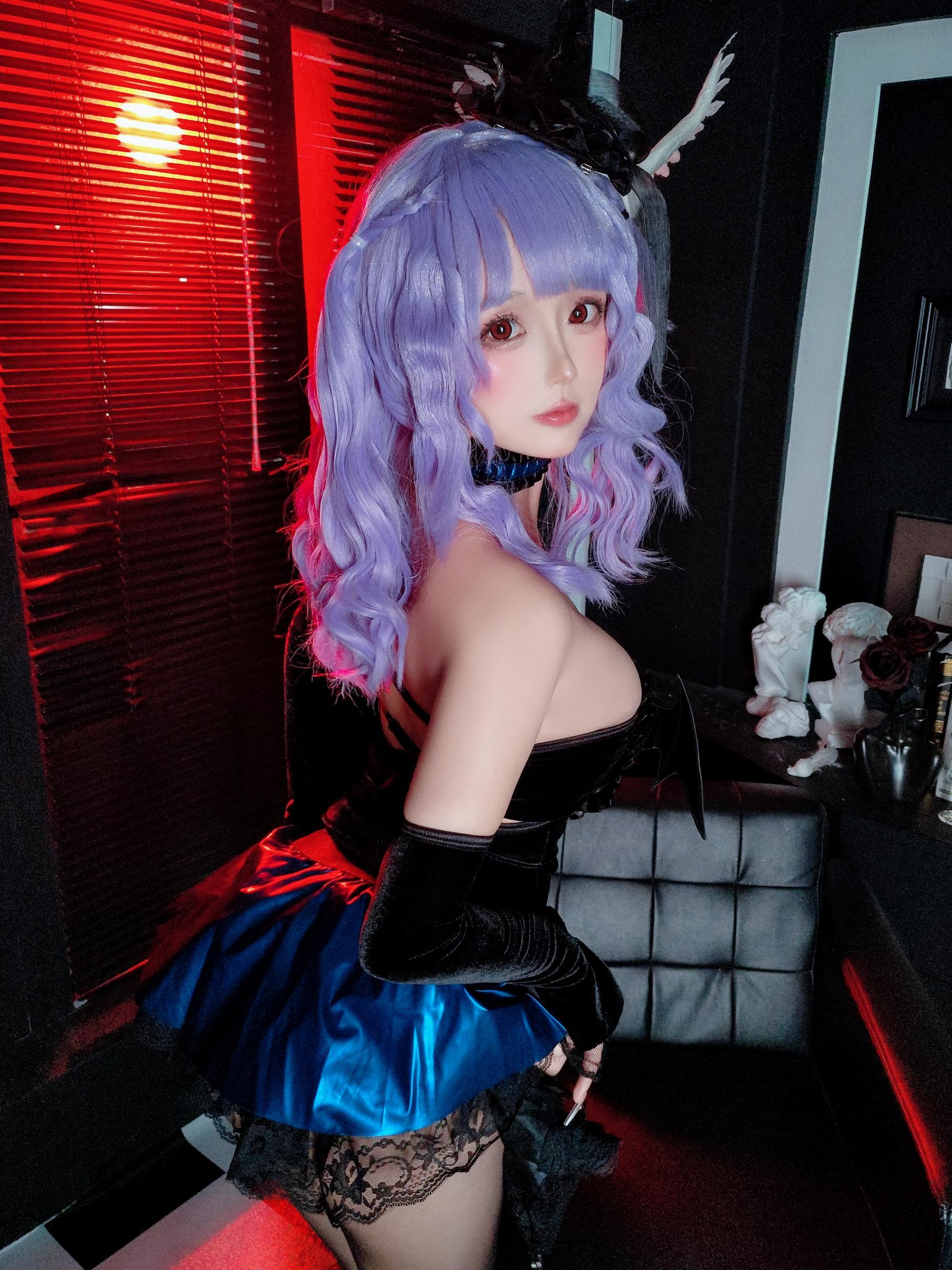 日奈娇 见习魔女：紫发黑丝搭配高跟鞋的魔女造型 冷艳氛围与曲线表现都很吸睛 写真セット 172P6V