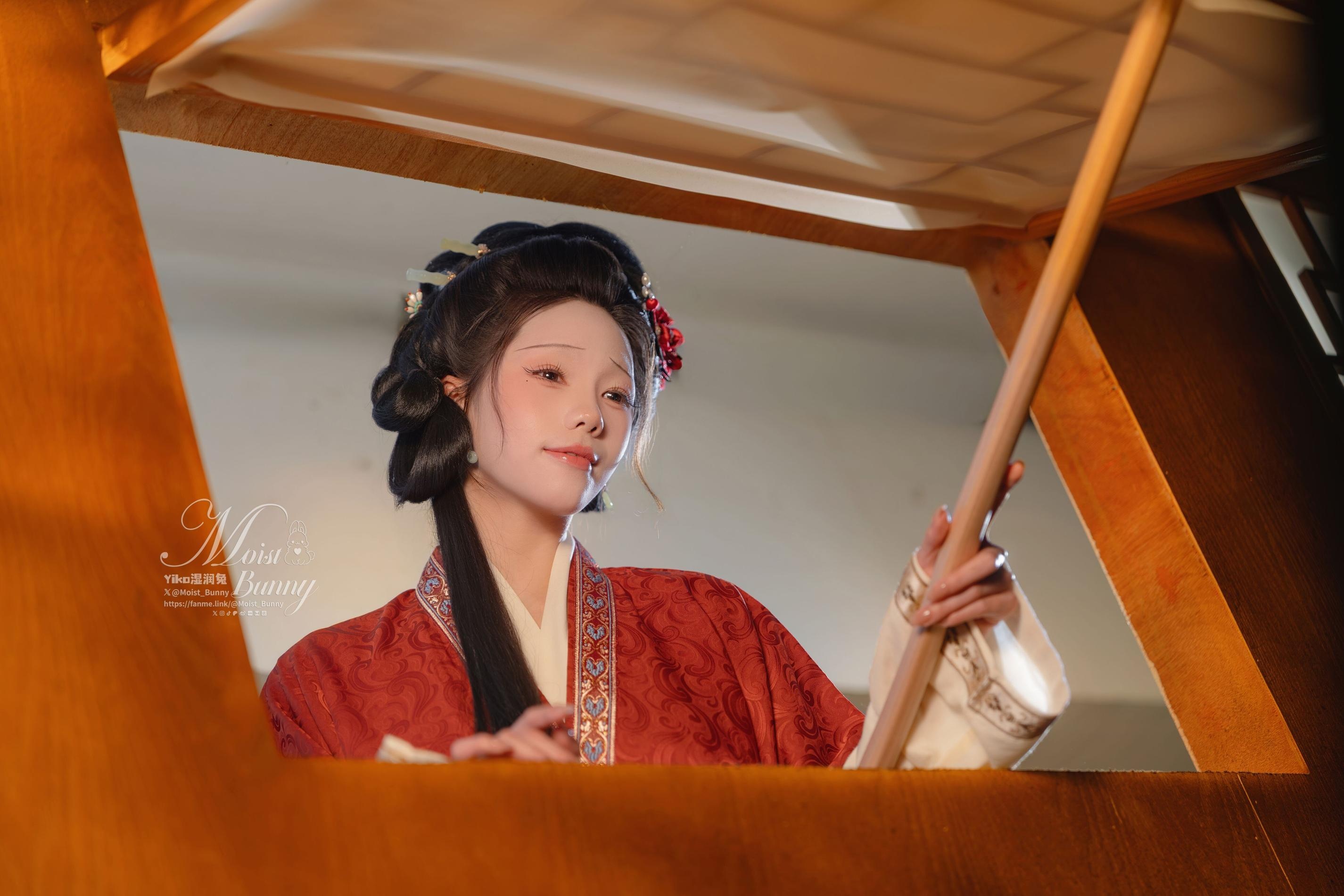 [写真] ネバネバ団子ウサギが噛むウサギ娘 - 快馬加鞭・金蓮迎春：飛天古風スタイルと赤い腹掛けの組み合わせで、画面の迫力と美脚ラインが目を引く 93P2V