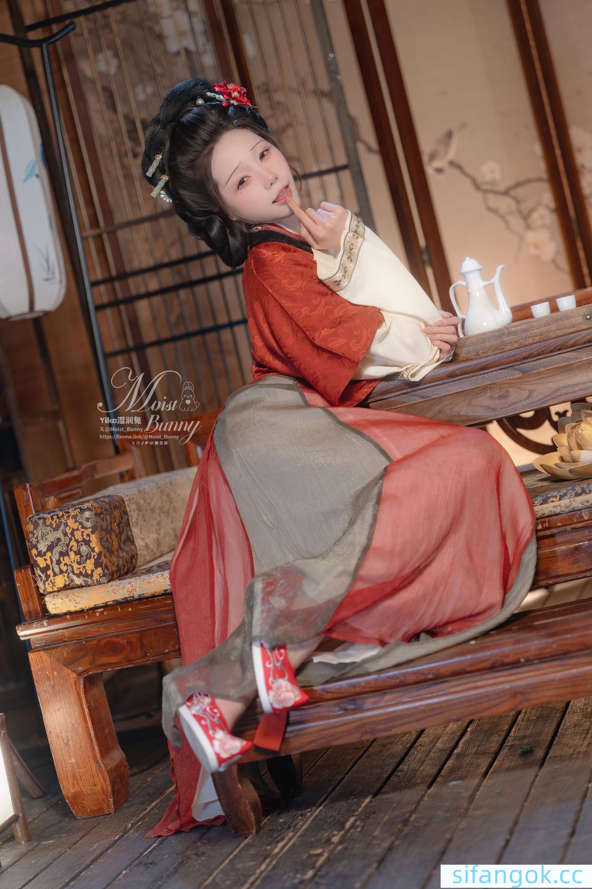 [写真] ネバネバ団子ウサギが噛むウサギ娘 - 快馬加鞭・金蓮迎春：飛天古風スタイルと赤い腹掛けの組み合わせで、画面の迫力と美脚ラインが目を引く 93P2V