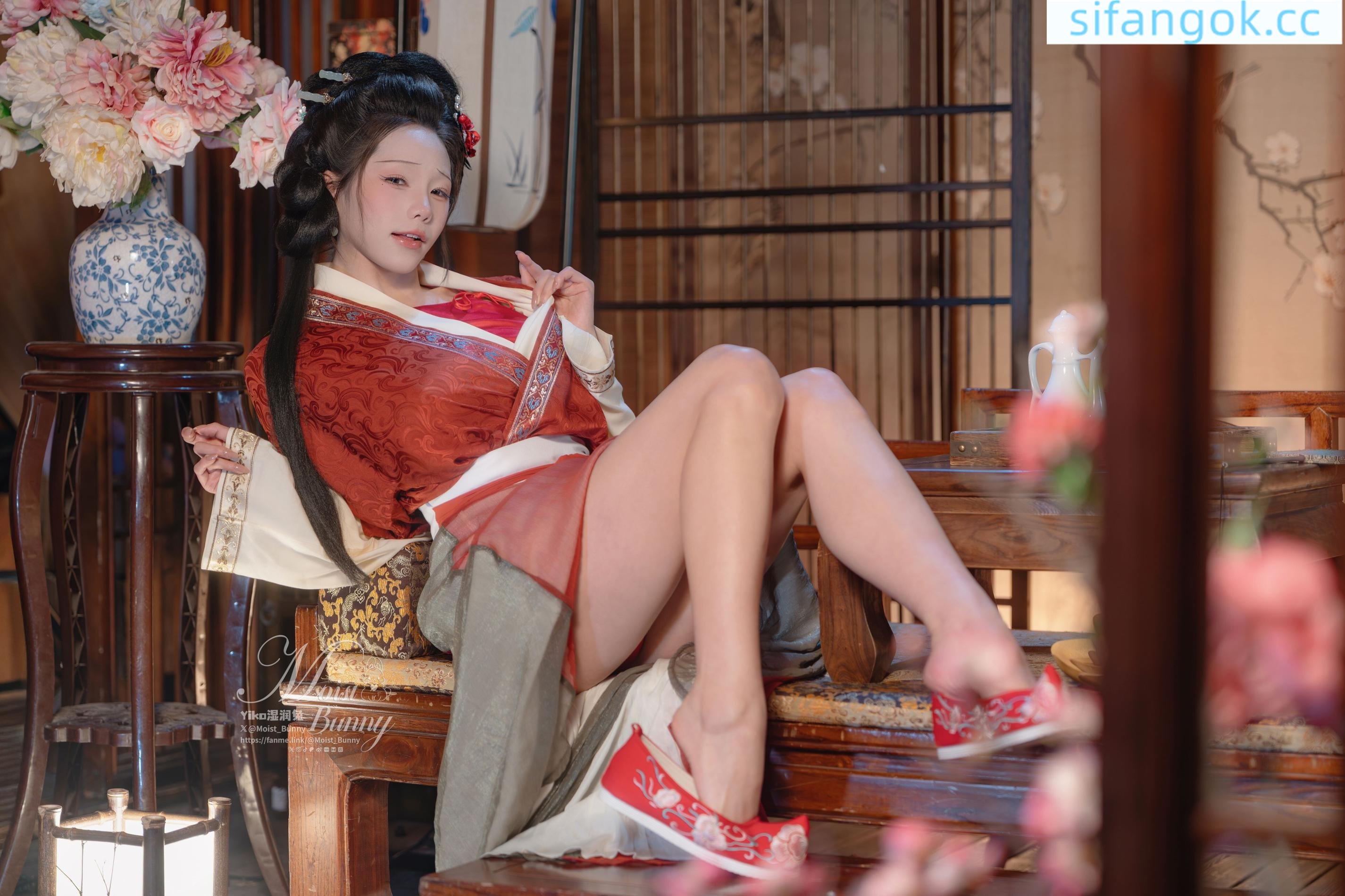 [写真] ネバネバ団子ウサギが噛むウサギ娘 - 快馬加鞭・金蓮迎春：飛天古風スタイルと赤い腹掛けの組み合わせで、画面の迫力と美脚ラインが目を引く 93P2V