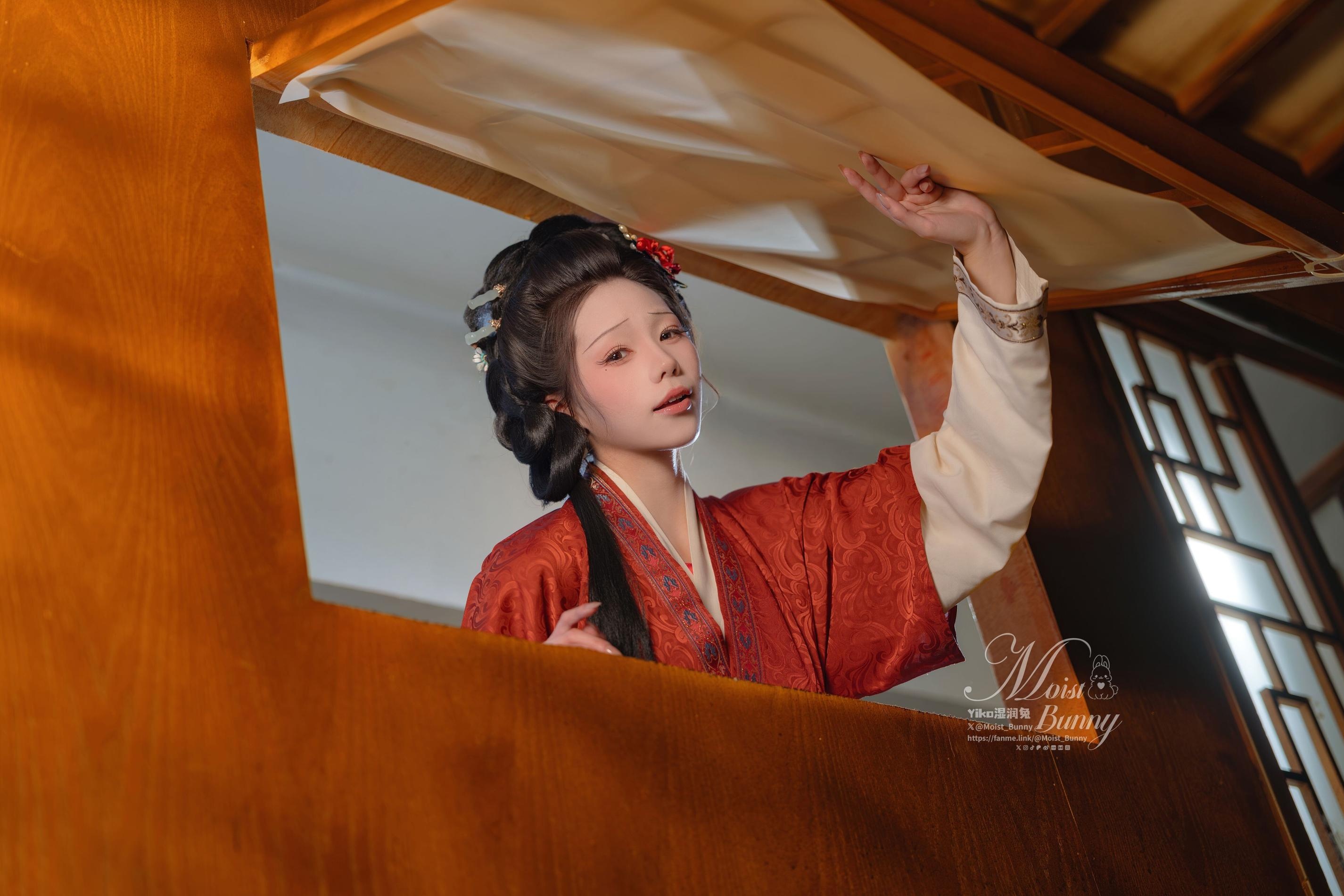 [Photos] Sticky Dumpling Bunny Bites Bunny Mom - Galloping Forward: Spring Welcomed with Flying Ancient Style and Red Apron Elements, Eye-Catching Visual Tension and Beautiful Leg Lines 93P2V