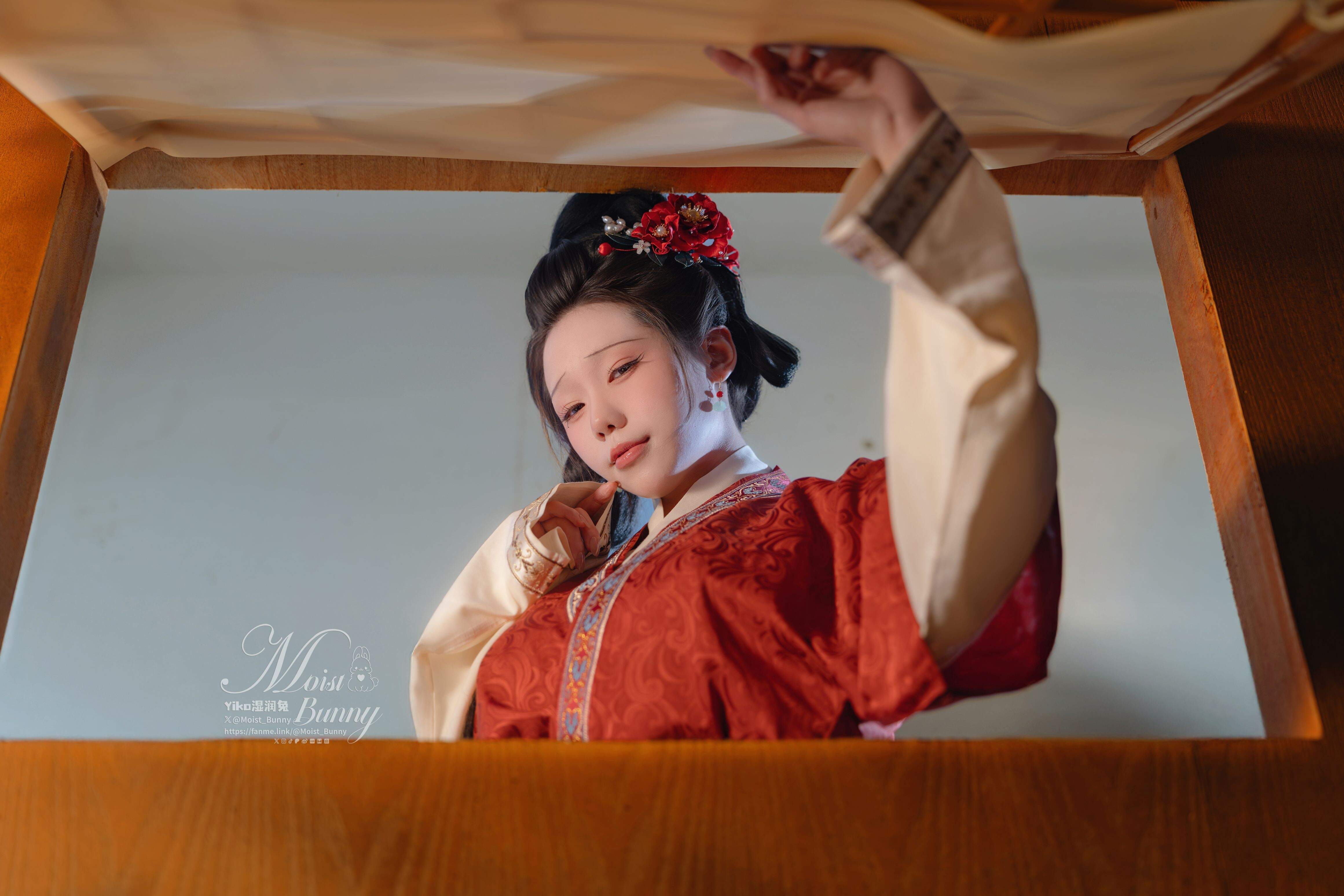 [写真] ネバネバ団子ウサギが噛むウサギ娘 - 快馬加鞭・金蓮迎春：飛天古風スタイルと赤い腹掛けの組み合わせで、画面の迫力と美脚ラインが目を引く 93P2V