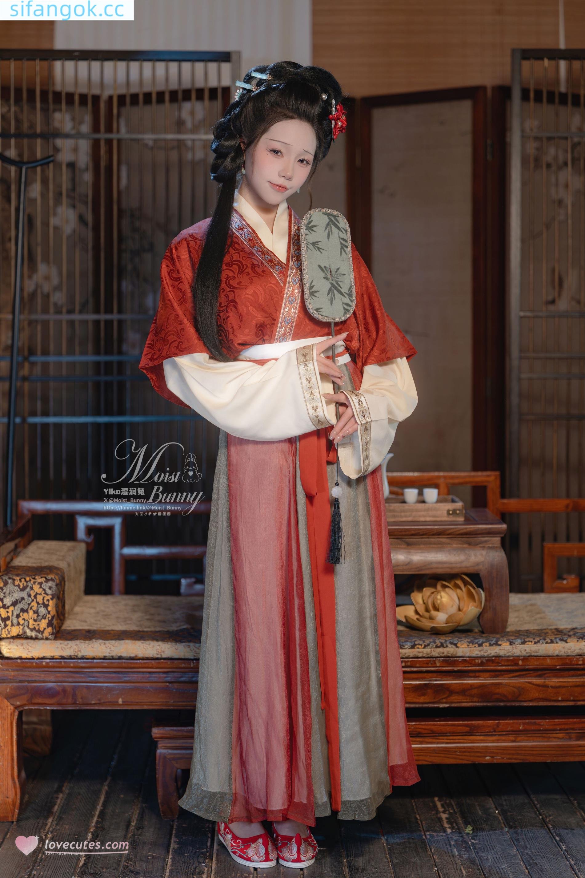 [写真] ネバネバ団子ウサギが噛むウサギ娘 - 快馬加鞭・金蓮迎春：飛天古風スタイルと赤い腹掛けの組み合わせで、画面の迫力と美脚ラインが目を引く 93P2V