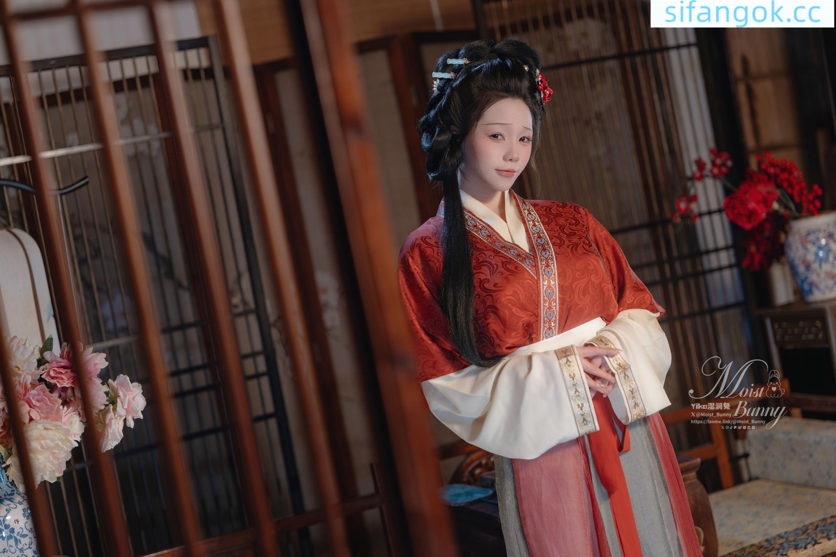 [写真] ネバネバ団子ウサギが噛むウサギ娘 - 快馬加鞭・金蓮迎春：飛天古風スタイルと赤い腹掛けの組み合わせで、画面の迫力と美脚ラインが目を引く 93P2V