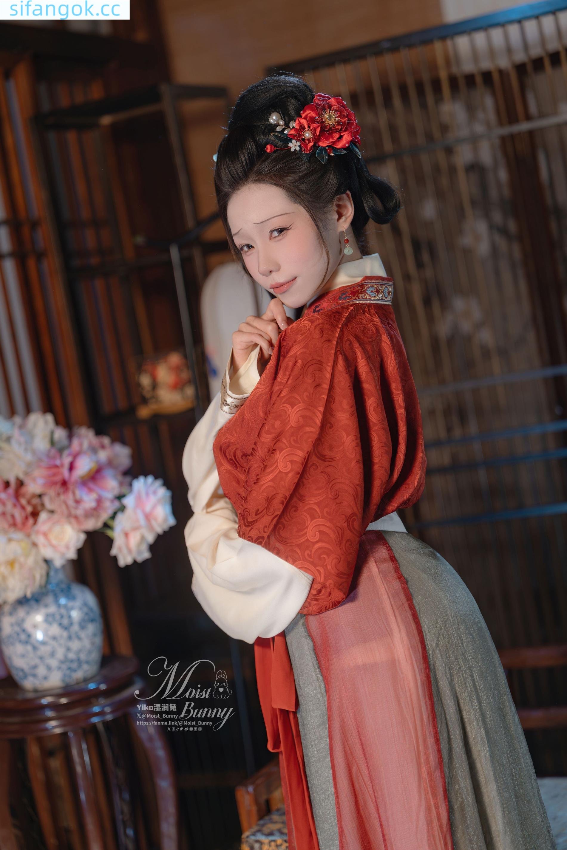 [写真] ネバネバ団子ウサギが噛むウサギ娘 - 快馬加鞭・金蓮迎春：飛天古風スタイルと赤い腹掛けの組み合わせで、画面の迫力と美脚ラインが目を引く 93P2V