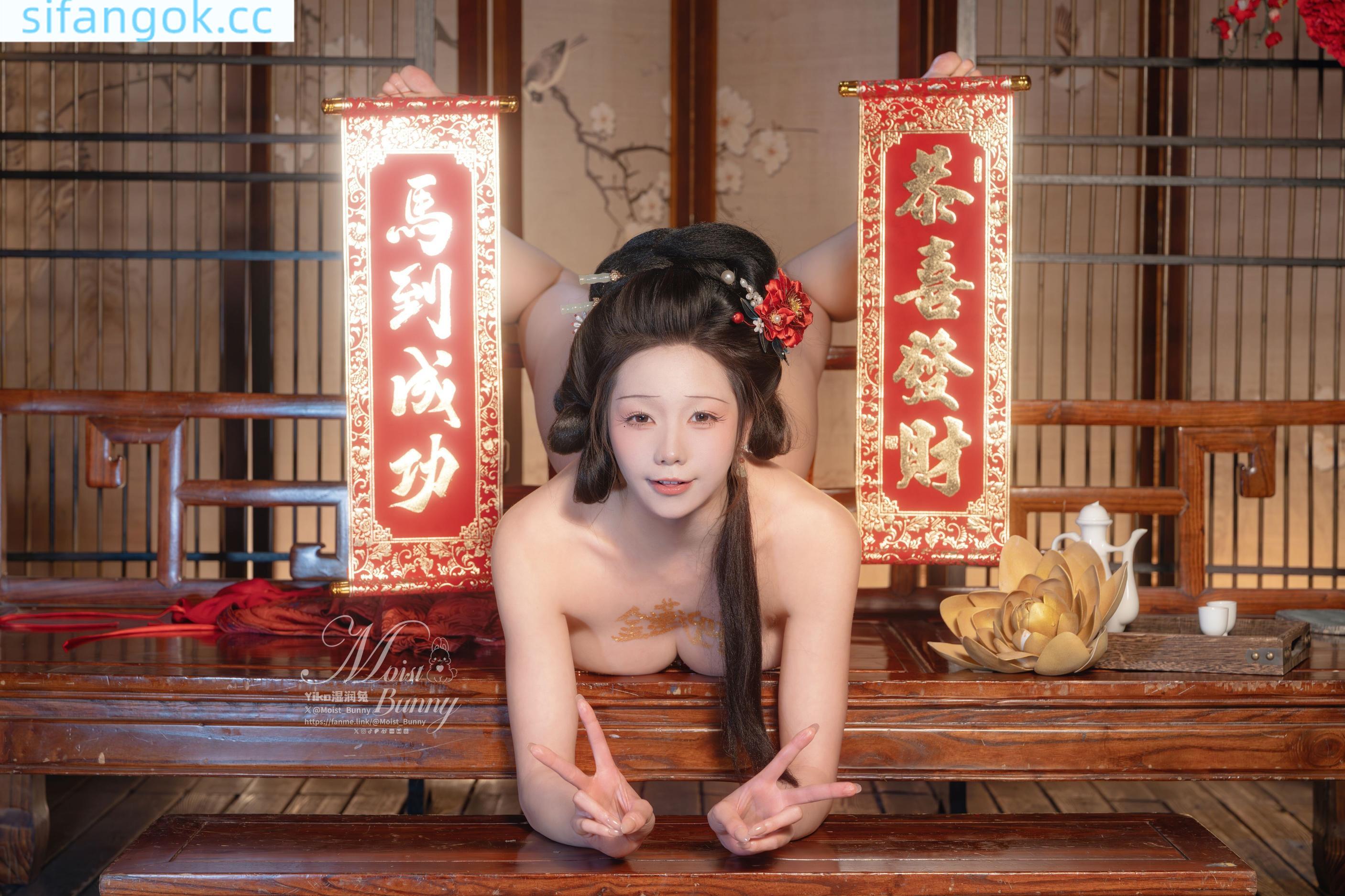 [写真] ネバネバ団子ウサギが噛むウサギ娘 - 快馬加鞭・金蓮迎春：飛天古風スタイルと赤い腹掛けの組み合わせで、画面の迫力と美脚ラインが目を引く 93P2V