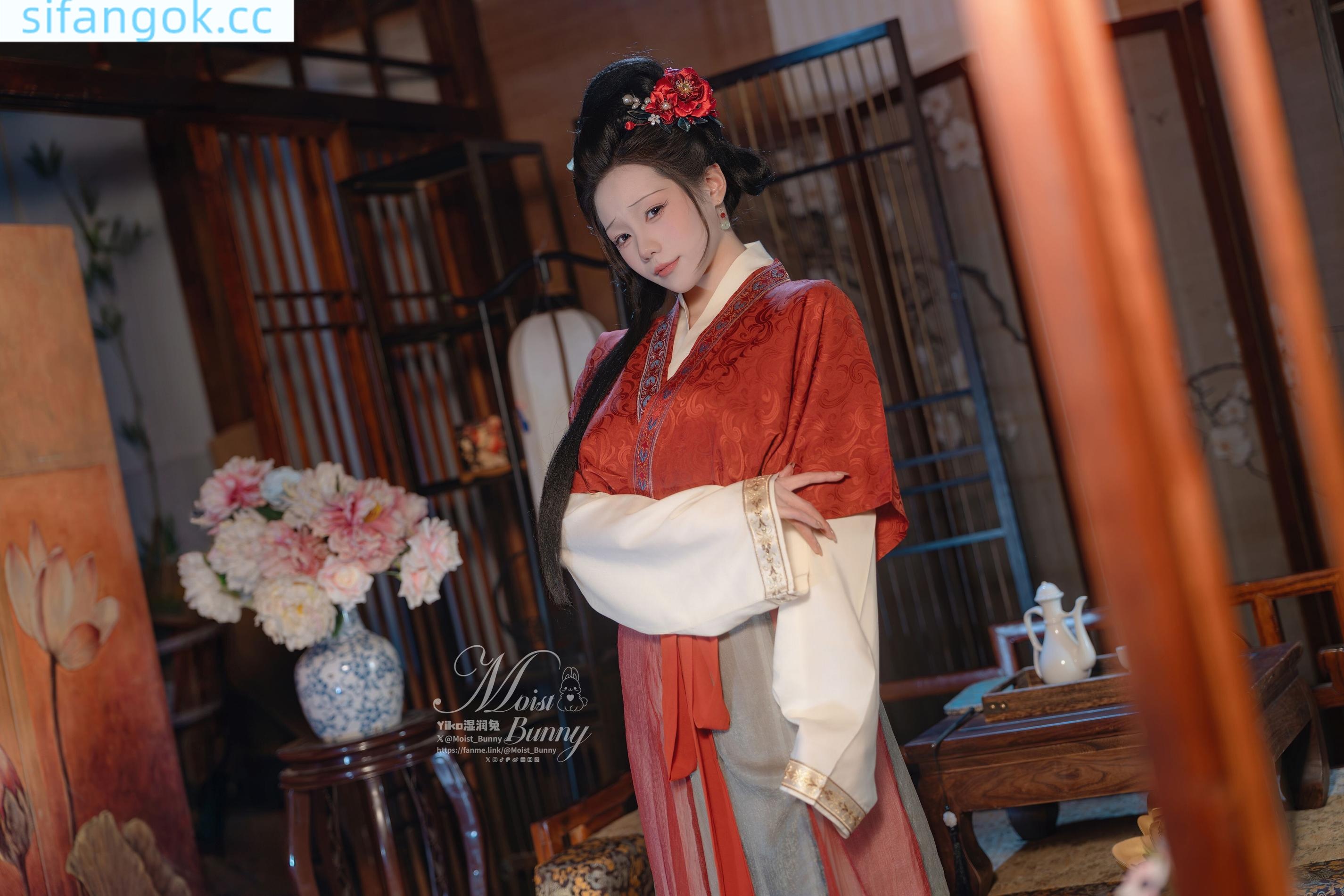 [写真] ネバネバ団子ウサギが噛むウサギ娘 - 快馬加鞭・金蓮迎春：飛天古風スタイルと赤い腹掛けの組み合わせで、画面の迫力と美脚ラインが目を引く 93P2V