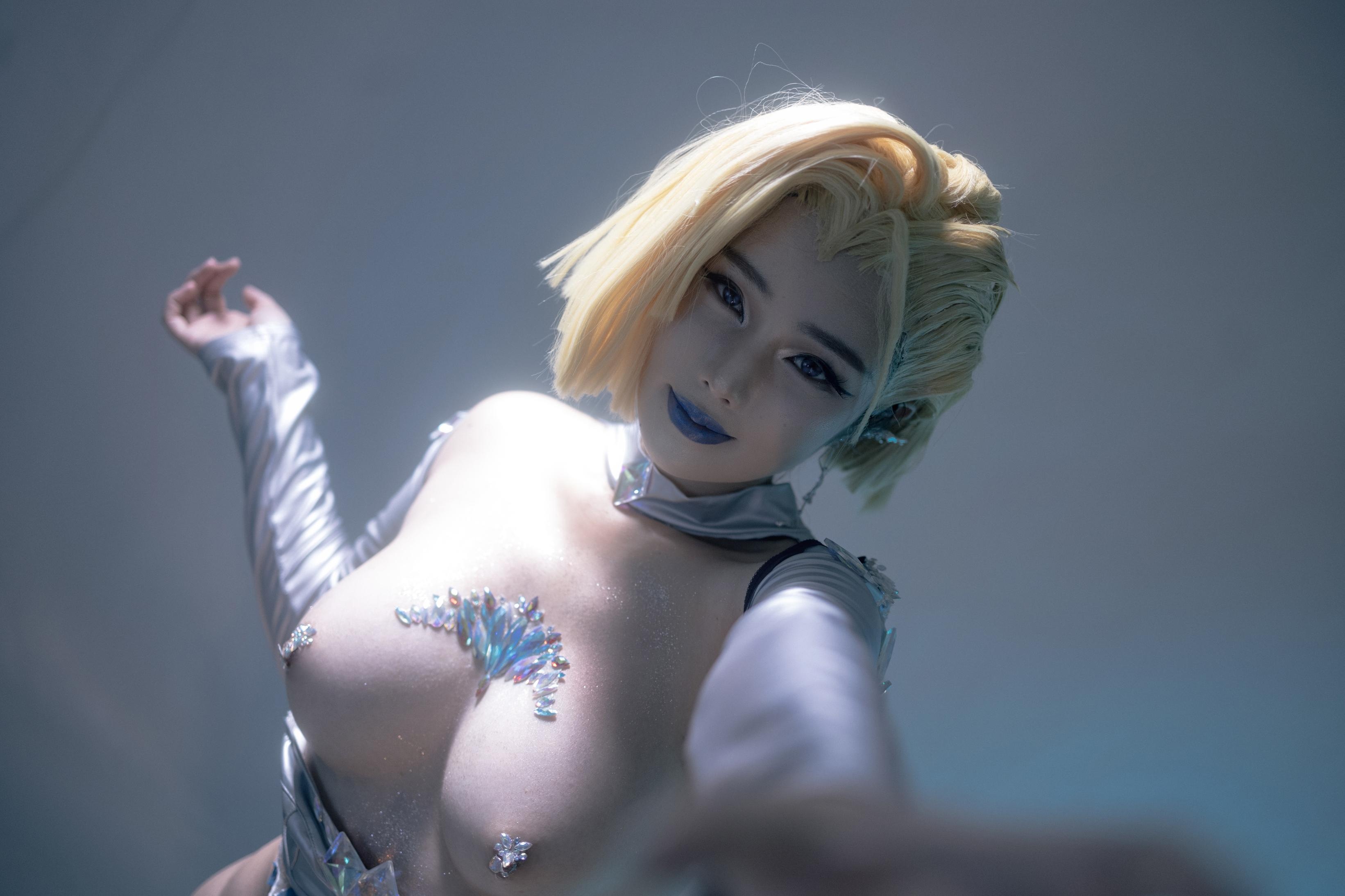 '[私房] Titanium TiTi - Nữ Hoàng Trắng: Bodysuit Bạc, Ngực Khủng, Mông Đẹp - Chụp Hình Công Nghệ Tương Lai 73P'