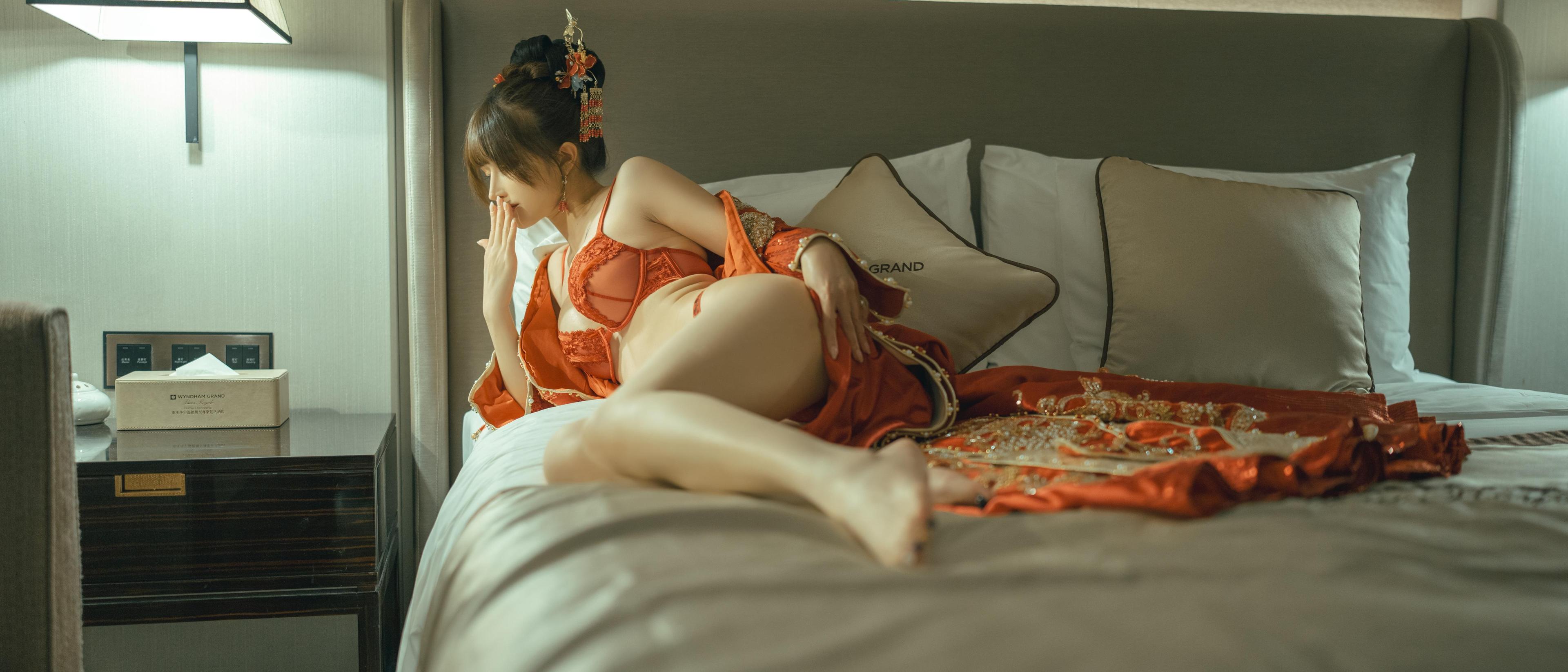 [私房] 鹿八歳 - 新婚小話：中式紅嫁衣婚房私房 108P1V