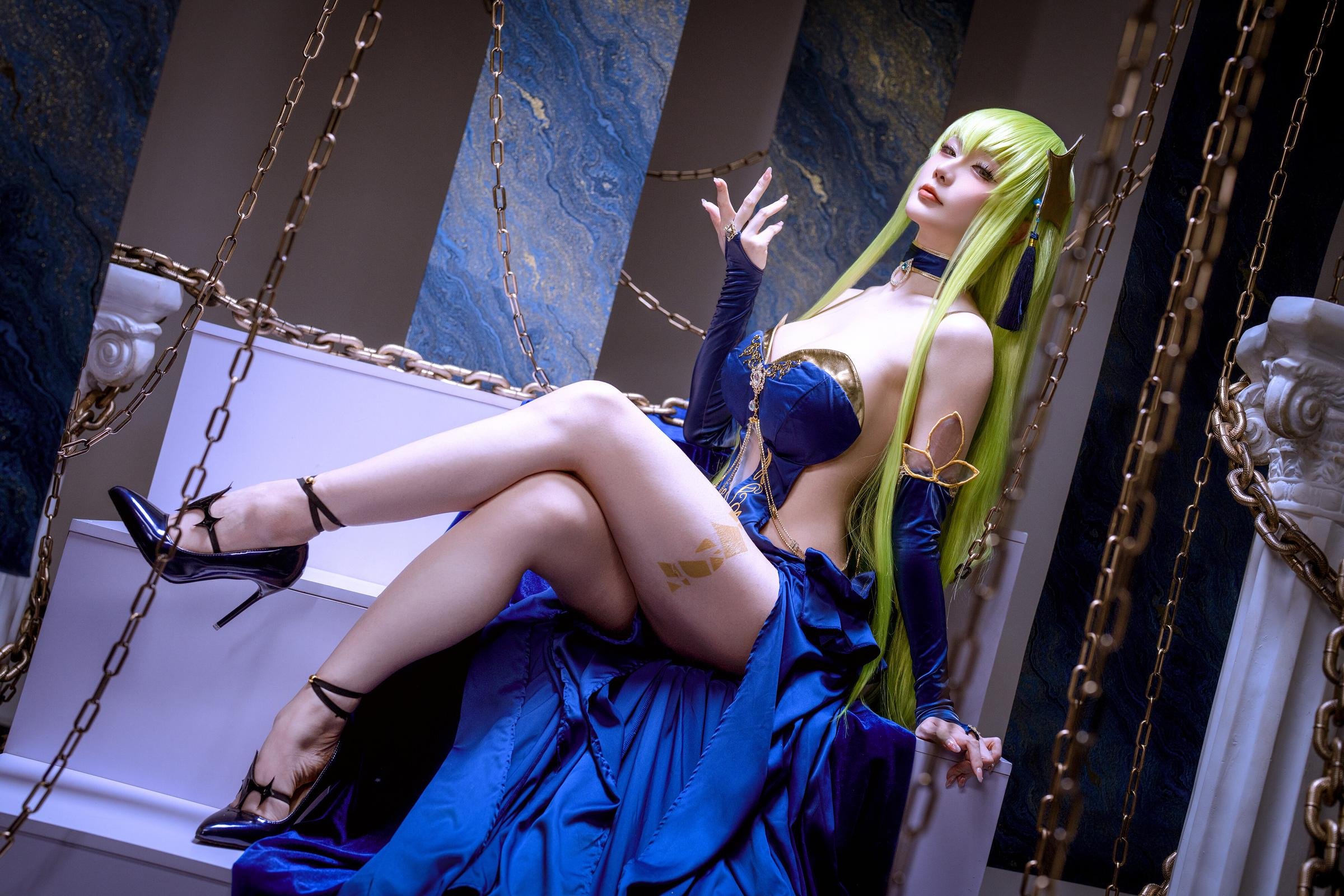 【コスプレ】星之迟迟Hoshilily - 叛逆のルルーシュ C.C.：青いドレスの巨乳長腿、チェーン背景再現 29P