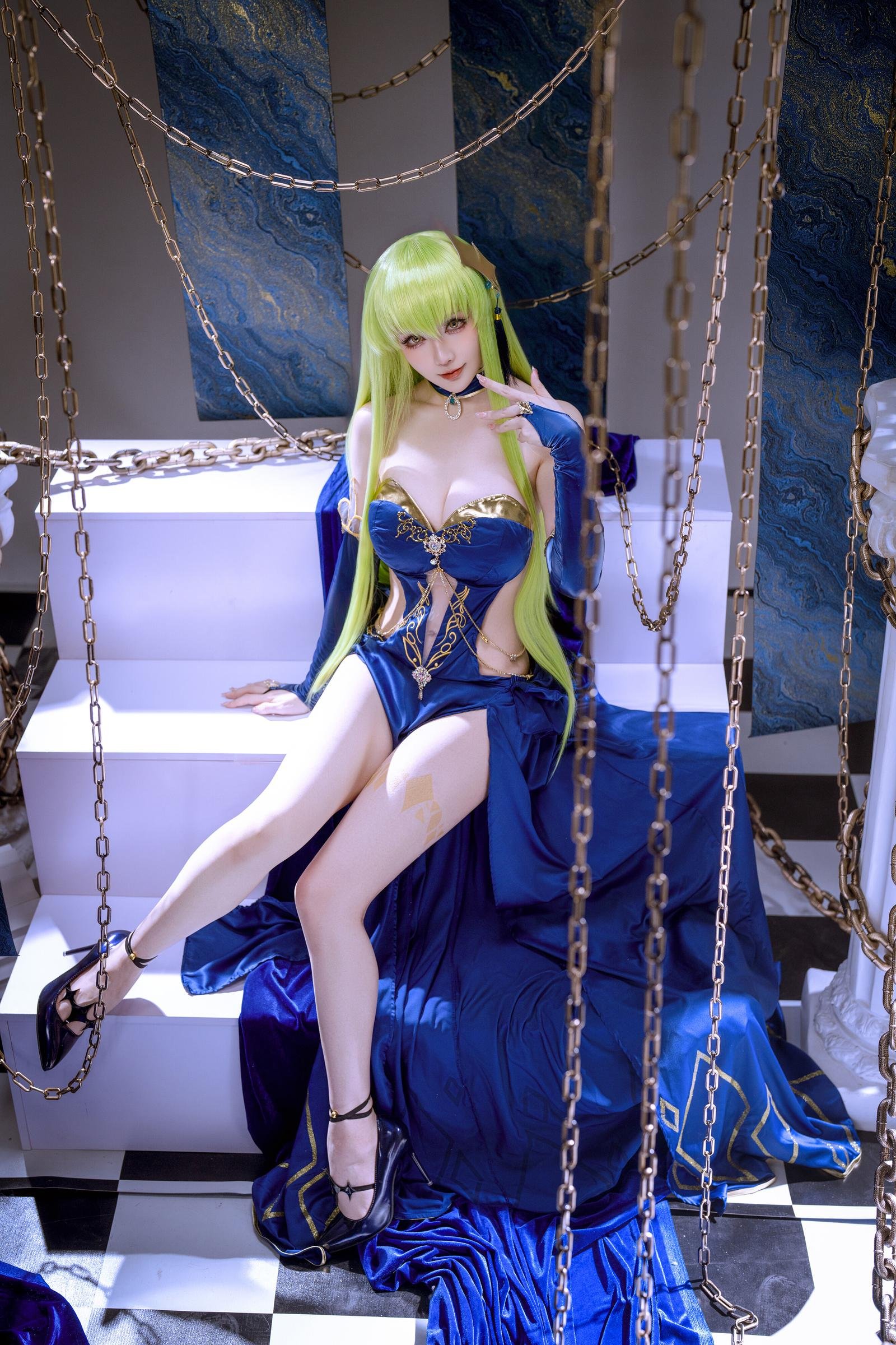 【コスプレ】星之迟迟Hoshilily - 叛逆のルルーシュ C.C.：青いドレスの巨乳長腿、チェーン背景再現 29P