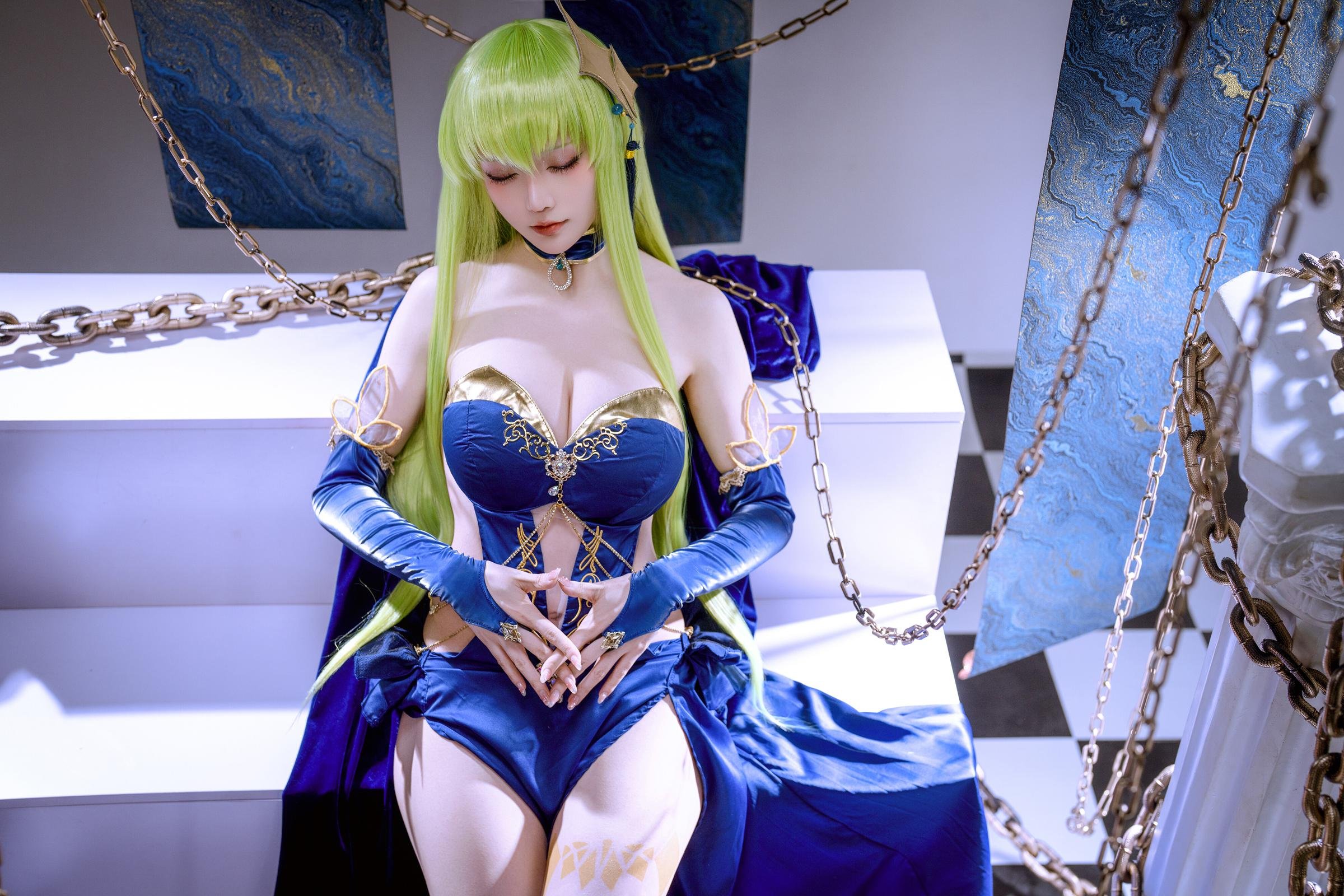 【コスプレ】星之迟迟Hoshilily - 叛逆のルルーシュ C.C.：青いドレスの巨乳長腿、チェーン背景再現 29P