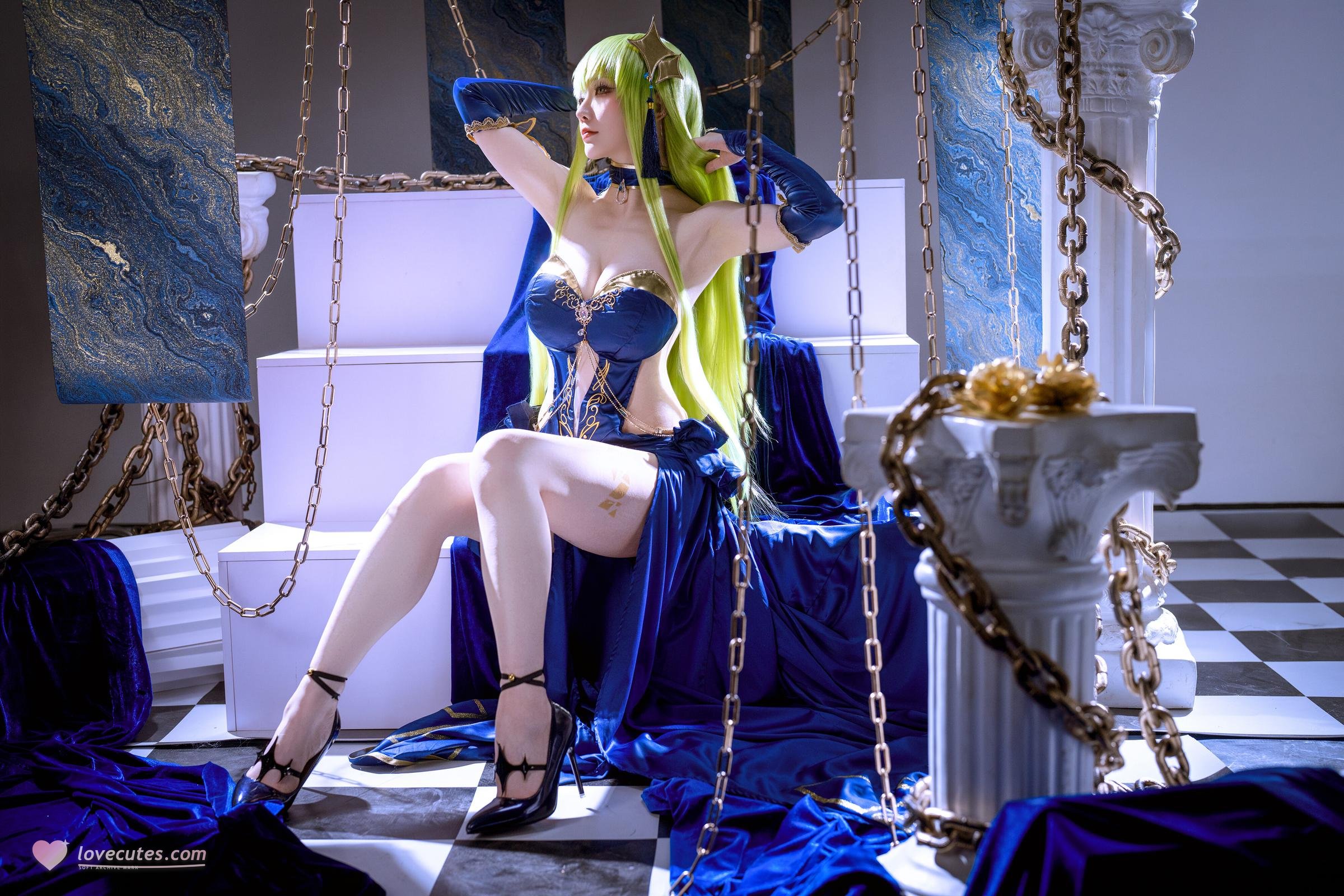 [Cosplay] Hoshilily - Rebellious Lelouch C.C.: Blue Dress, Curvy and Long-Legged, Chain Backdrop Recreation 29P