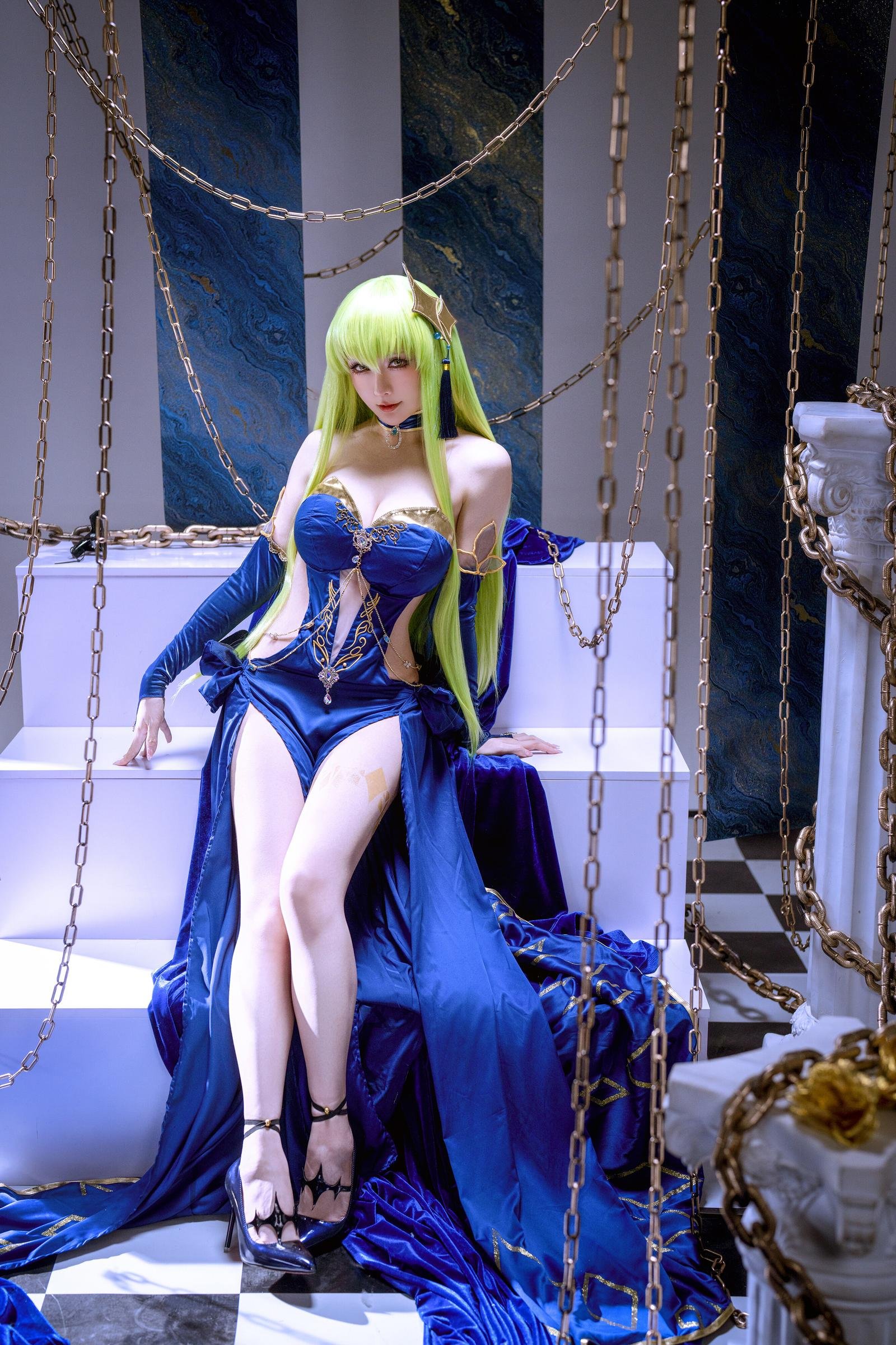 [Cosplay] Hoshilily - Rebellious Lelouch C.C.: Blue Dress, Curvy and Long-Legged, Chain Backdrop Recreation 29P