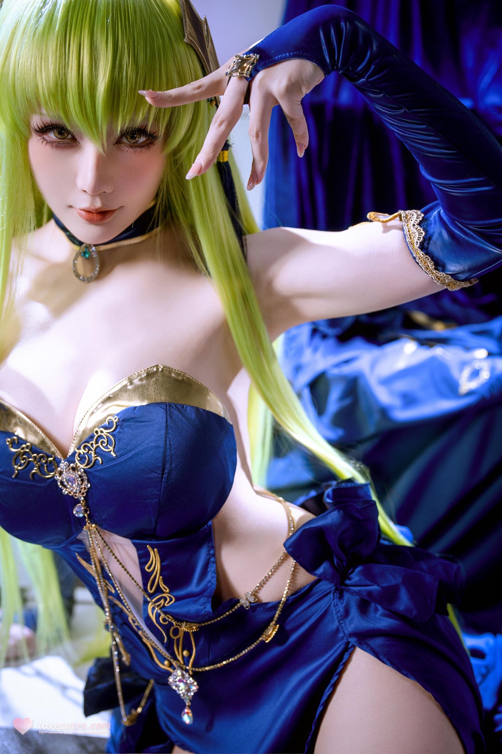 [Cosplay] Hoshilily - Rebellious Lelouch C.C.: Blue Dress, Curvy and Long-Legged, Chain Backdrop Recreation 29P