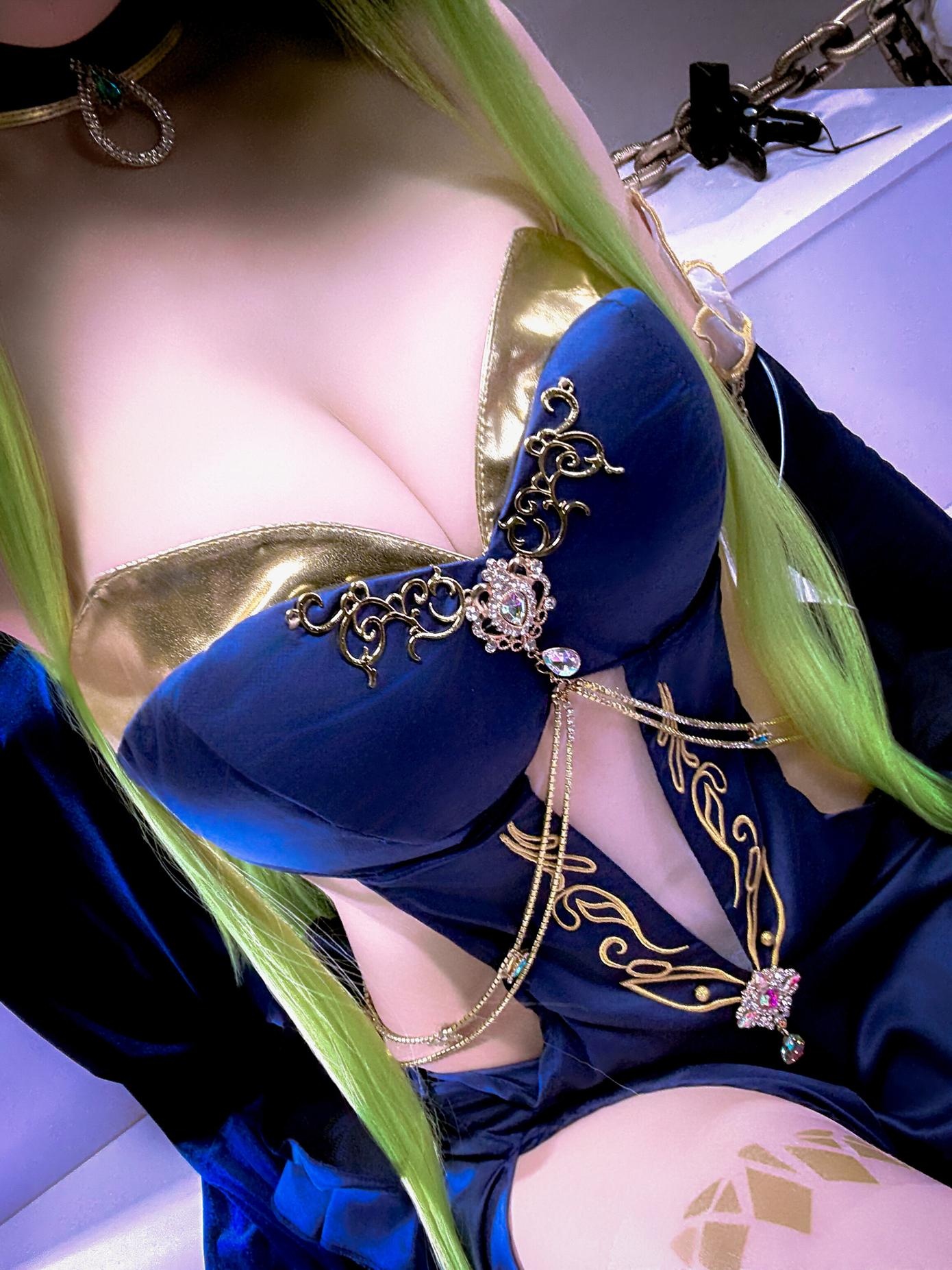[Cosplay] Hoshilily - Rebellious Lelouch C.C.: Blue Dress, Curvy and Long-Legged, Chain Backdrop Recreation 29P