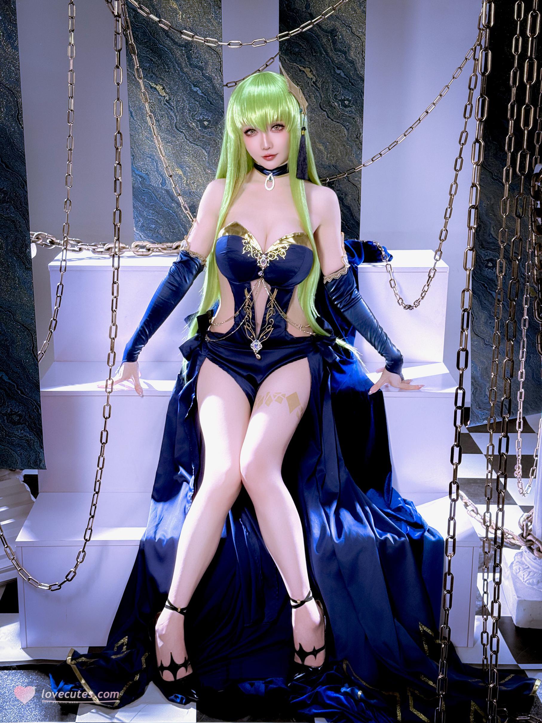 [Cosplay] Hoshilily - Rebellious Lelouch C.C.: Blue Dress, Curvy and Long-Legged, Chain Backdrop Recreation 29P