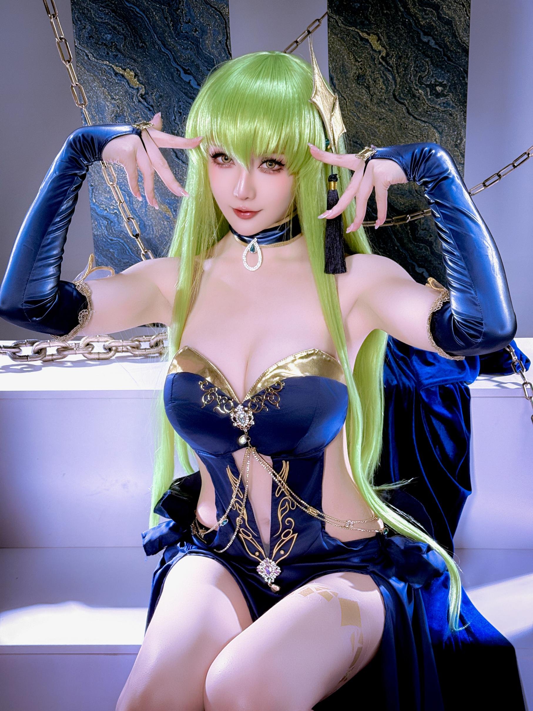 [Cosplay] Hoshilily - Rebellious Lelouch C.C.: Blue Dress, Curvy and Long-Legged, Chain Backdrop Recreation 29P