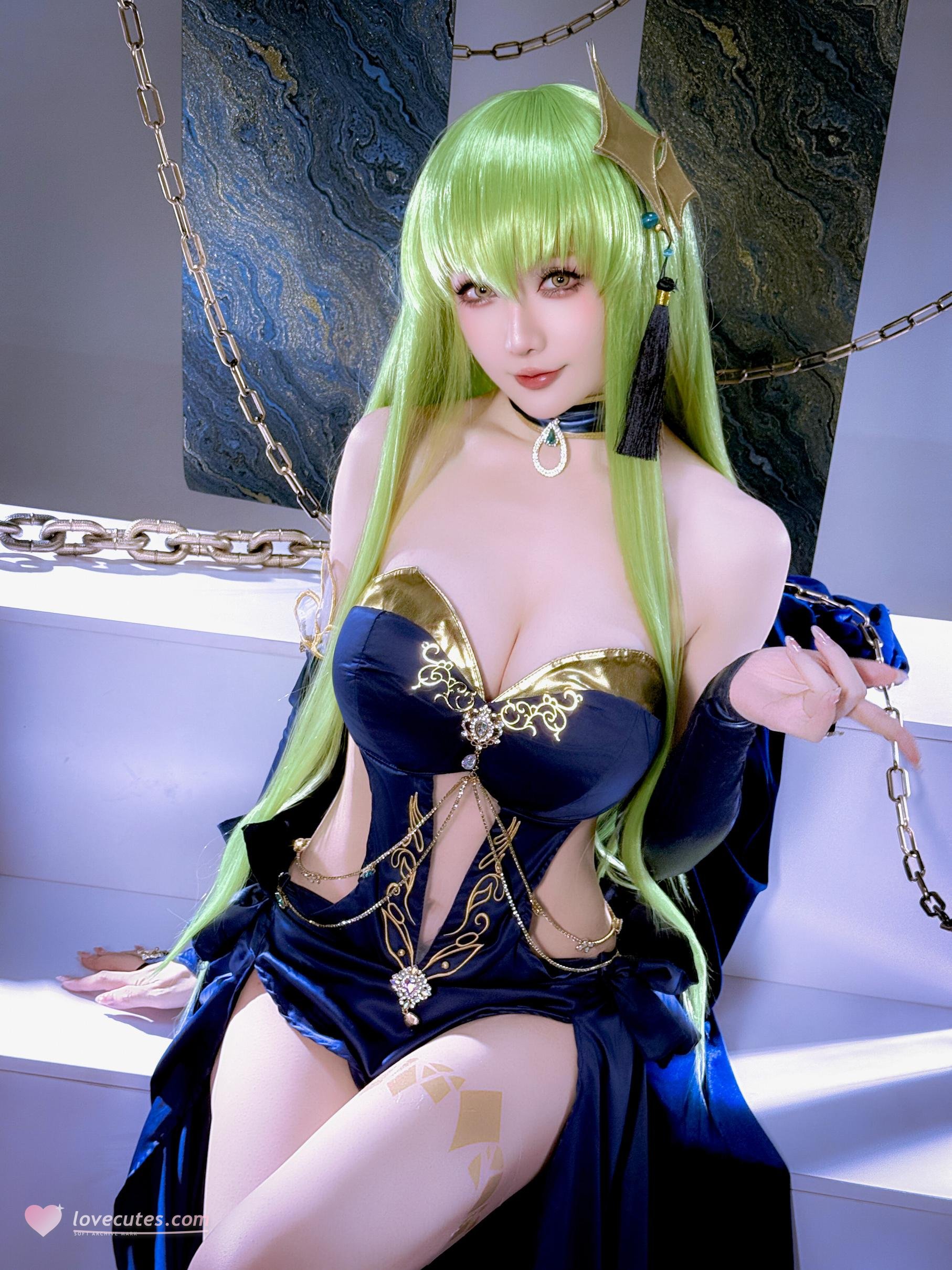 [Cosplay] Hoshilily - Rebellious Lelouch C.C.: Blue Dress, Curvy and Long-Legged, Chain Backdrop Recreation 29P