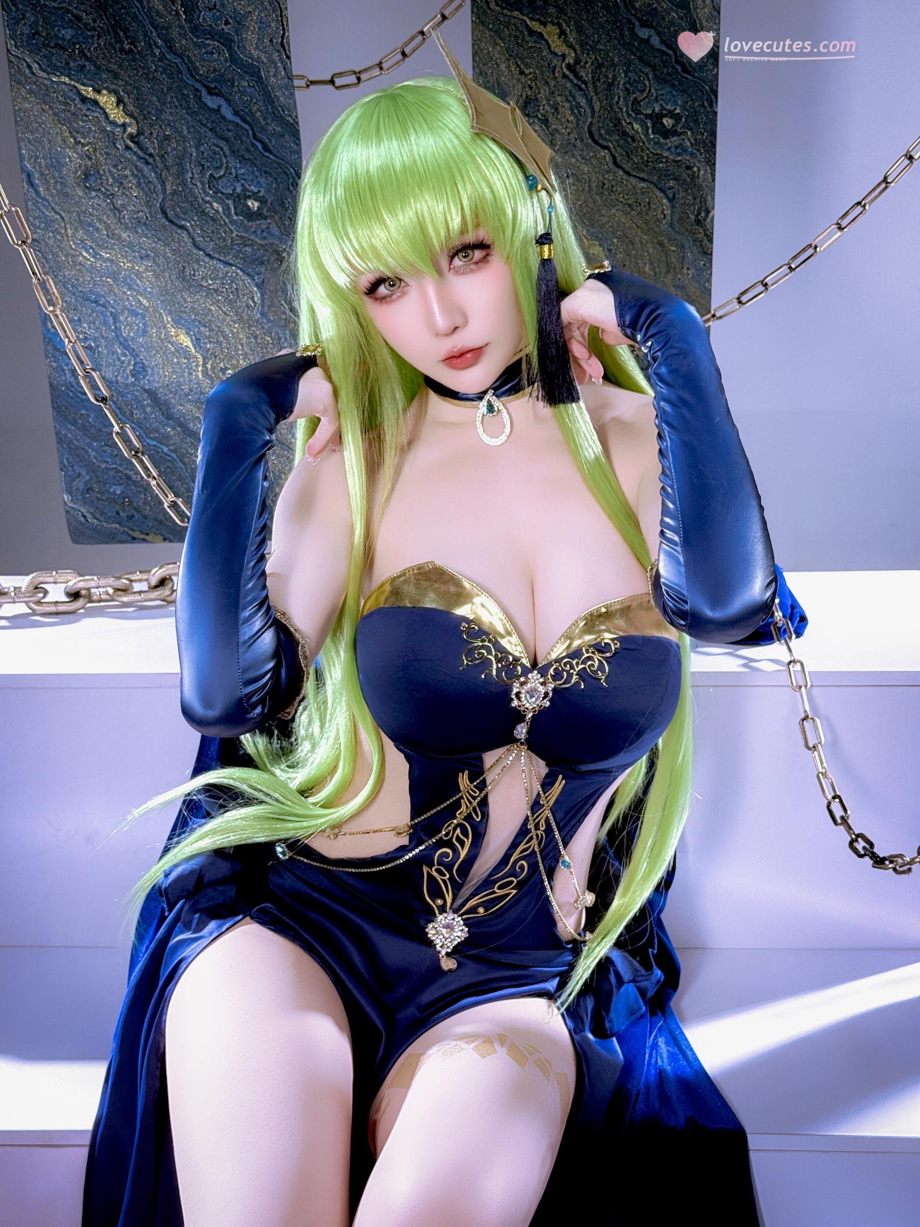 [Cosplay] Hoshilily - Rebellious Lelouch C.C.: Blue Dress, Curvy and Long-Legged, Chain Backdrop Recreation 29P