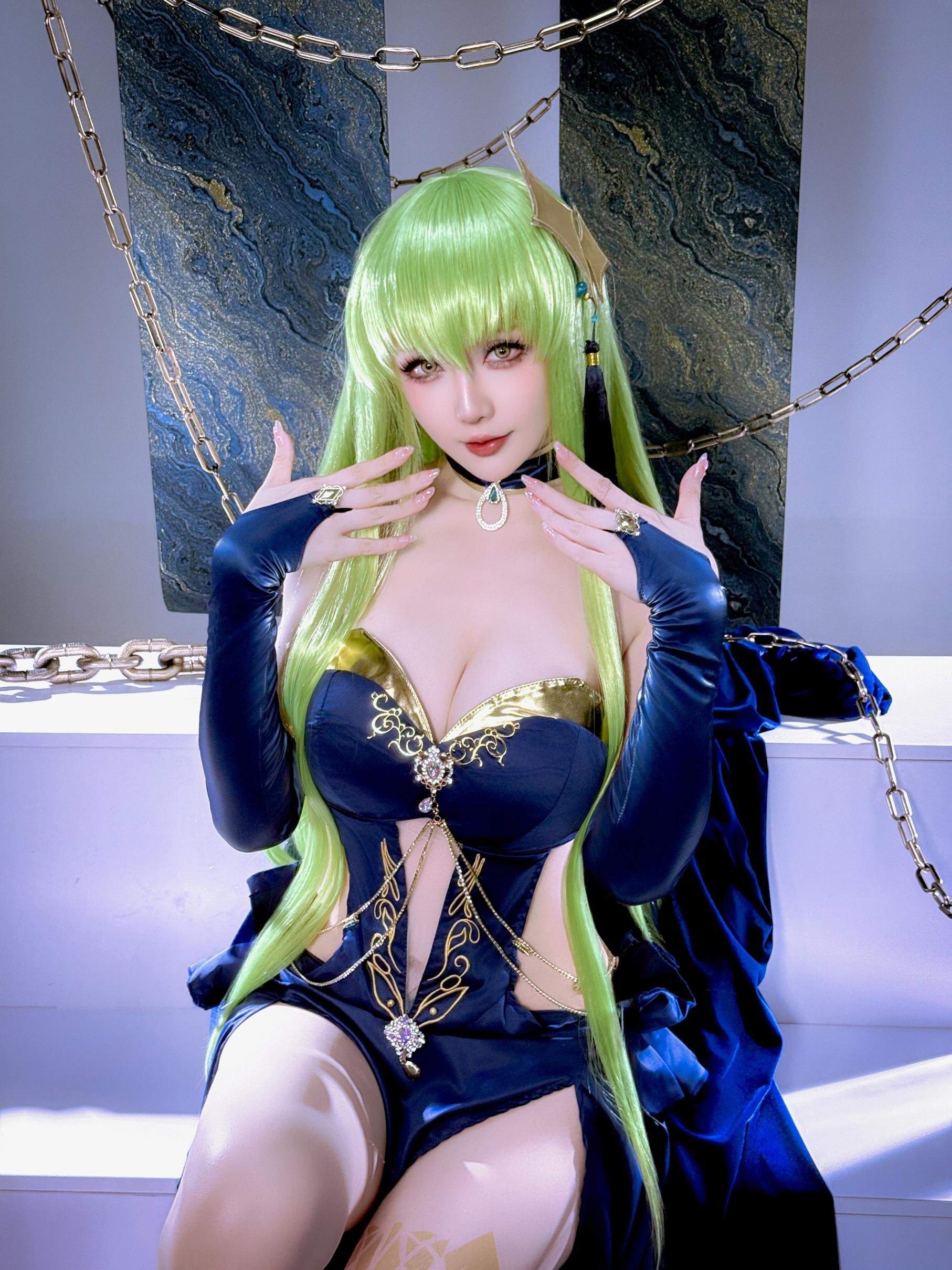 '[cosplay] 星之迟迟Hoshilily - C.C. trong Code Geass: Váy xanh quyến rũ, ngực khủng, chân dài, bối cảnh xích chân thực 29P'