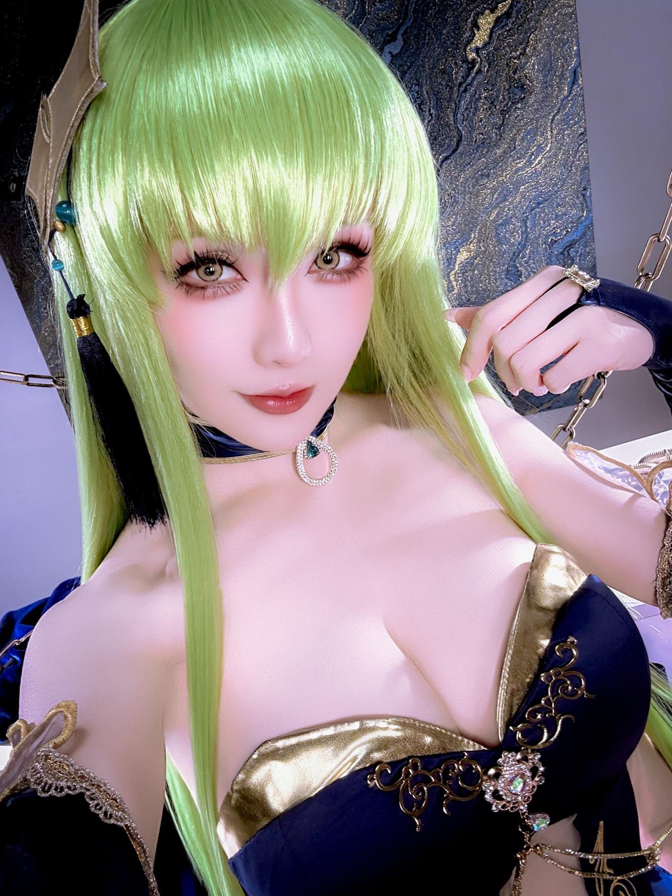 '[cosplay] 星之迟迟Hoshilily - C.C. trong Code Geass: Váy xanh quyến rũ, ngực khủng, chân dài, bối cảnh xích chân thực 29P'