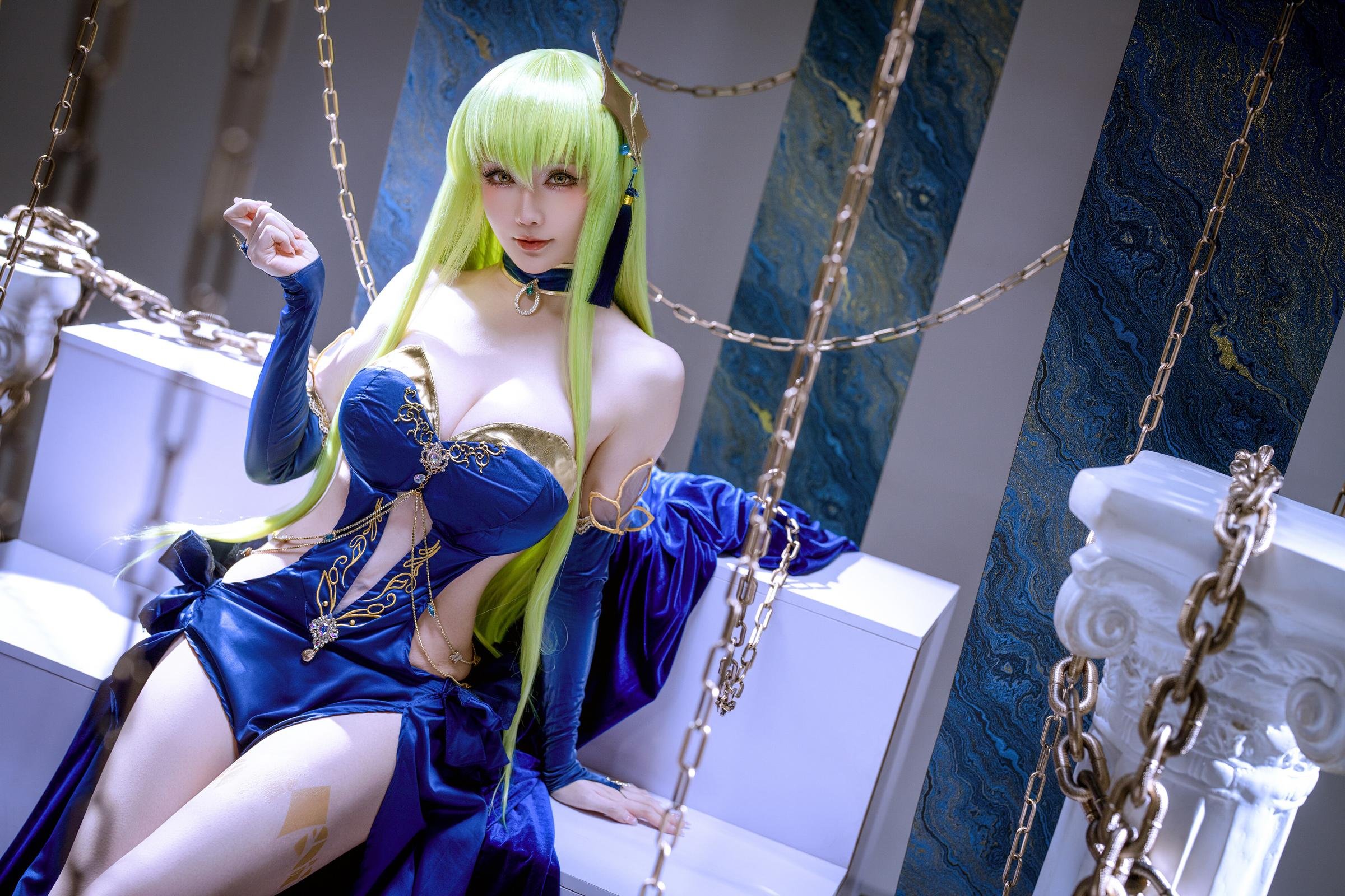 '[cosplay] 星之迟迟Hoshilily - C.C. trong Code Geass: Váy xanh quyến rũ, ngực khủng, chân dài, bối cảnh xích chân thực 29P'