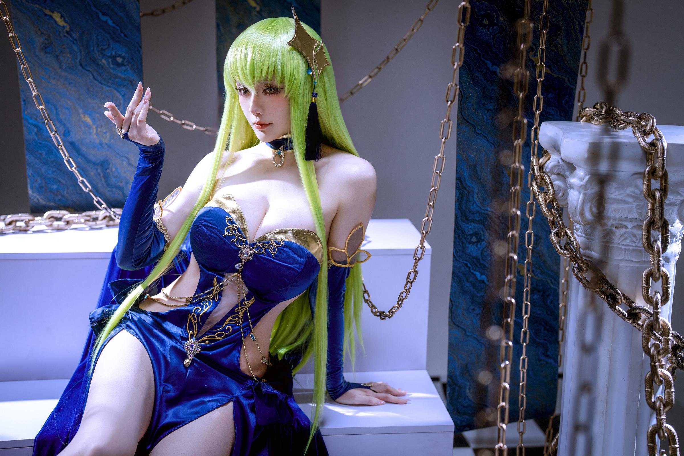 '[cosplay] 星之迟迟Hoshilily - C.C. trong Code Geass: Váy xanh quyến rũ, ngực khủng, chân dài, bối cảnh xích chân thực 29P'