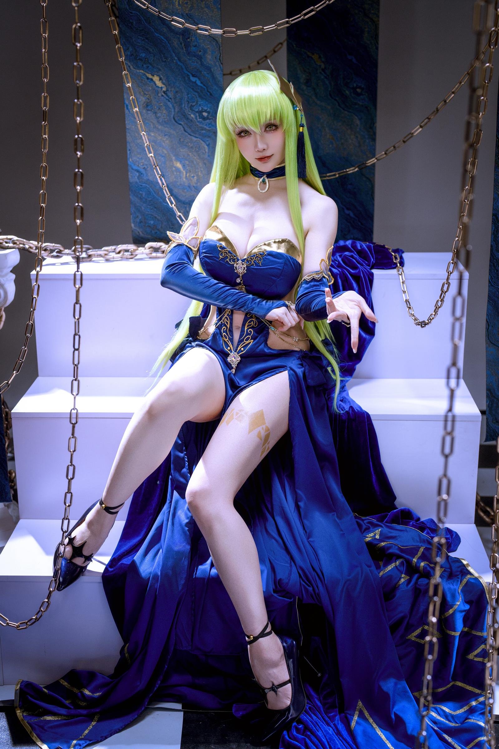 '[cosplay] 星之迟迟Hoshilily - C.C. trong Code Geass: Váy xanh quyến rũ, ngực khủng, chân dài, bối cảnh xích chân thực 29P'