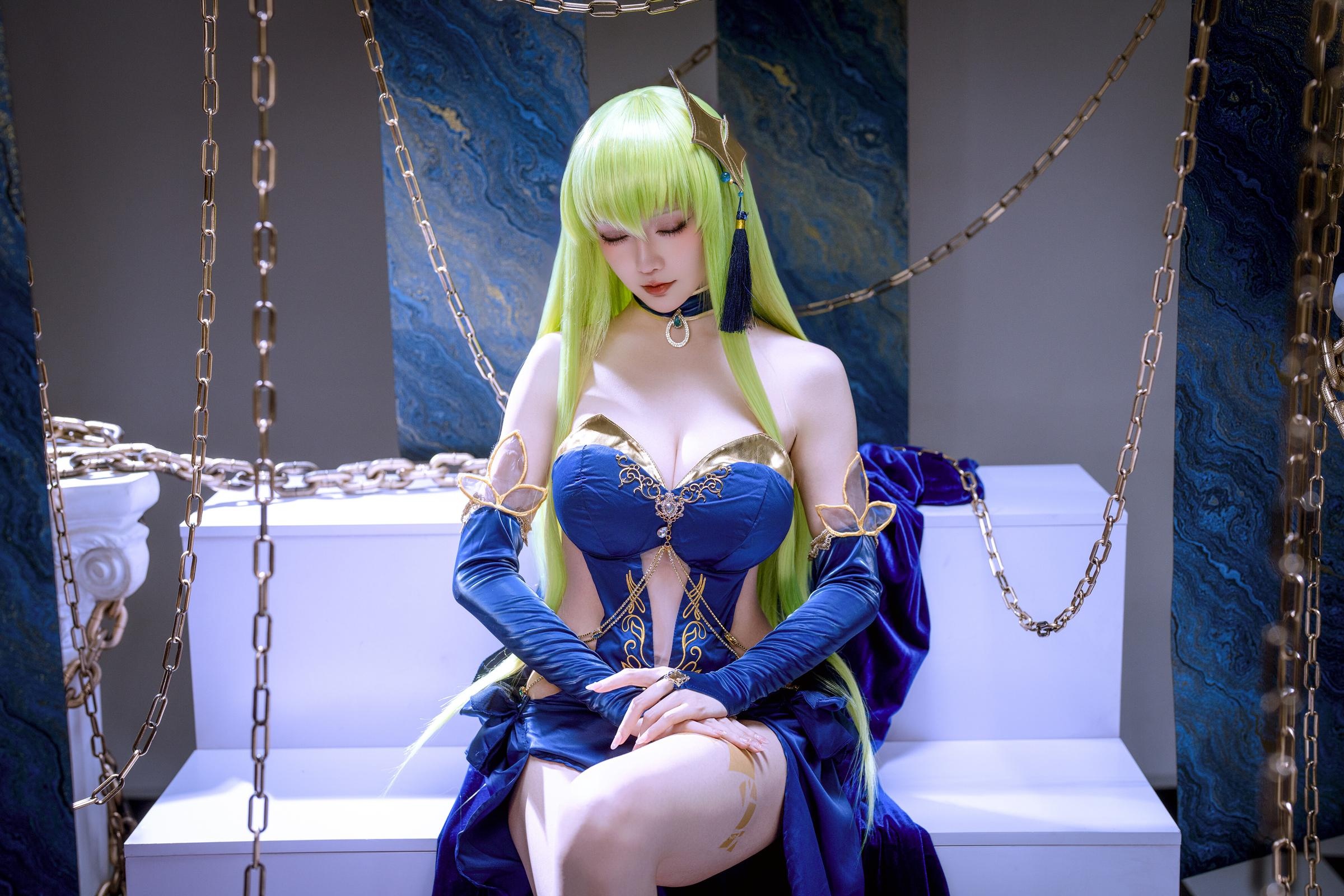'[cosplay] 星之迟迟Hoshilily - C.C. trong Code Geass: Váy xanh quyến rũ, ngực khủng, chân dài, bối cảnh xích chân thực 29P'
