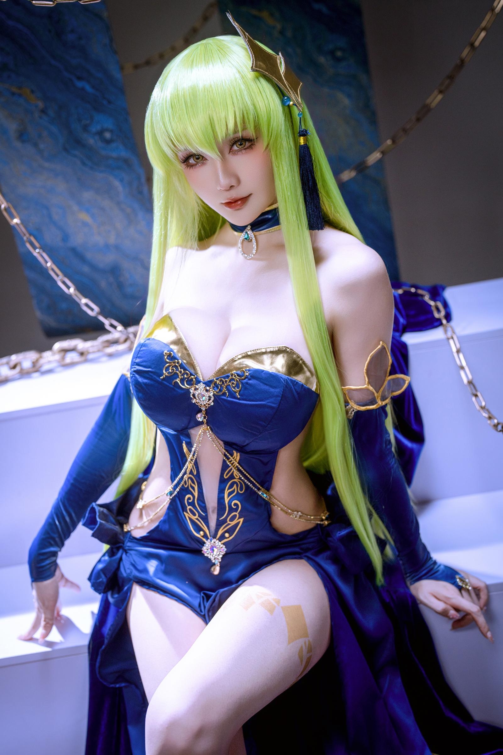 '[cosplay] 星之迟迟Hoshilily - C.C. trong Code Geass: Váy xanh quyến rũ, ngực khủng, chân dài, bối cảnh xích chân thực 29P'