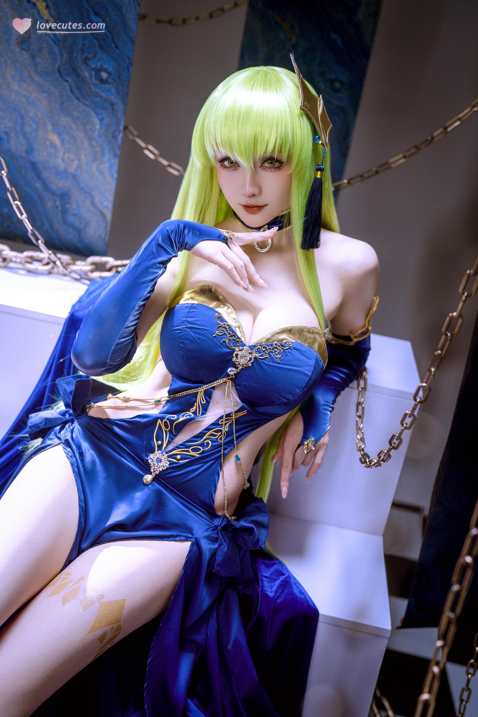 '[cosplay] 星之迟迟Hoshilily - C.C. trong Code Geass: Váy xanh quyến rũ, ngực khủng, chân dài, bối cảnh xích chân thực 29P'