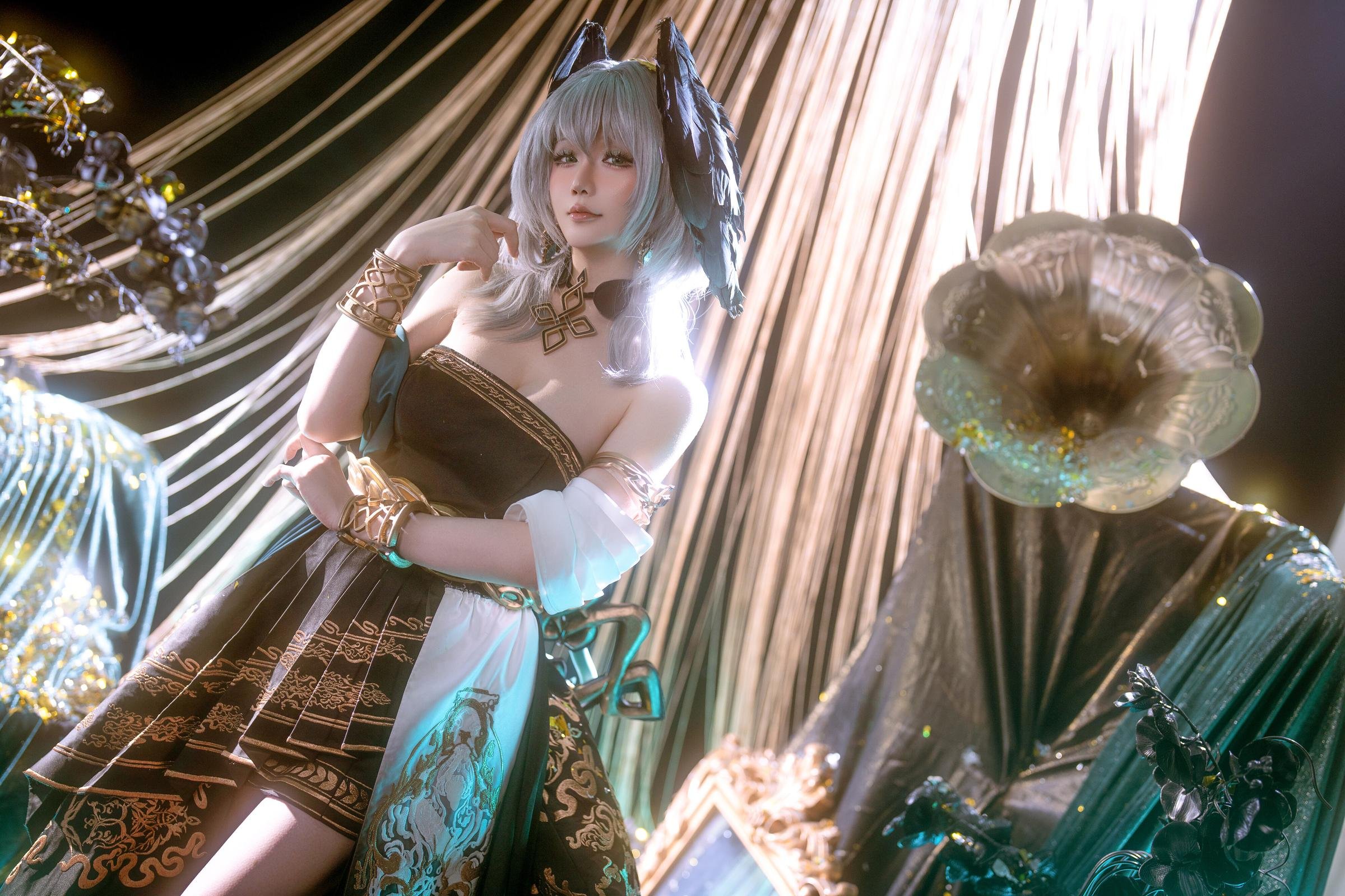 [Cosplay] Hoshilily - Arknights Hololive: Silver-Haired, Off-Shoulder Black and Gold Dress, Stunning Bust and Thighs, 35P