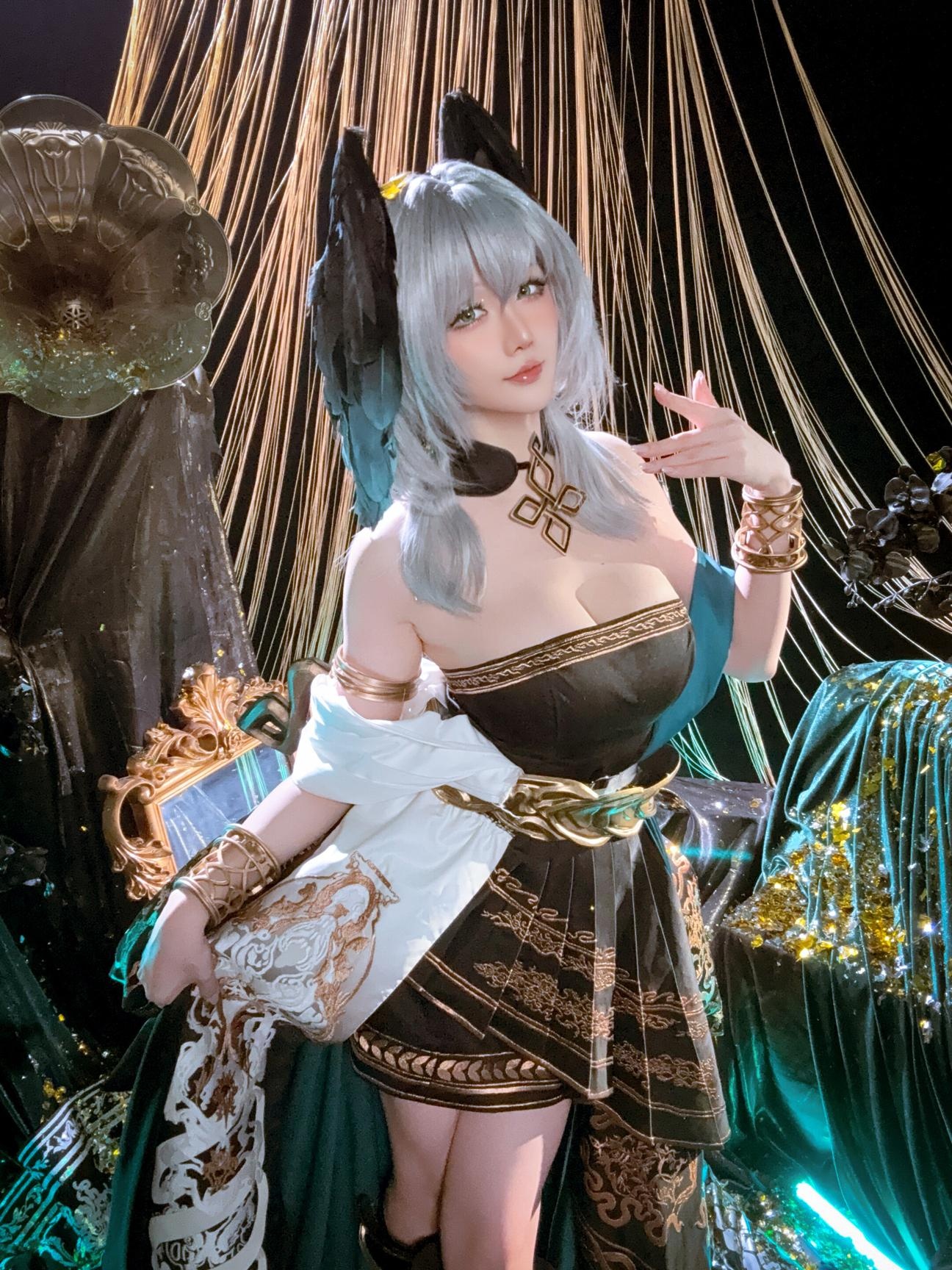 [Cosplay] Hoshilily - Arknights Hololive: Silver-Haired, Off-Shoulder Black and Gold Dress, Stunning Bust and Thighs, 35P