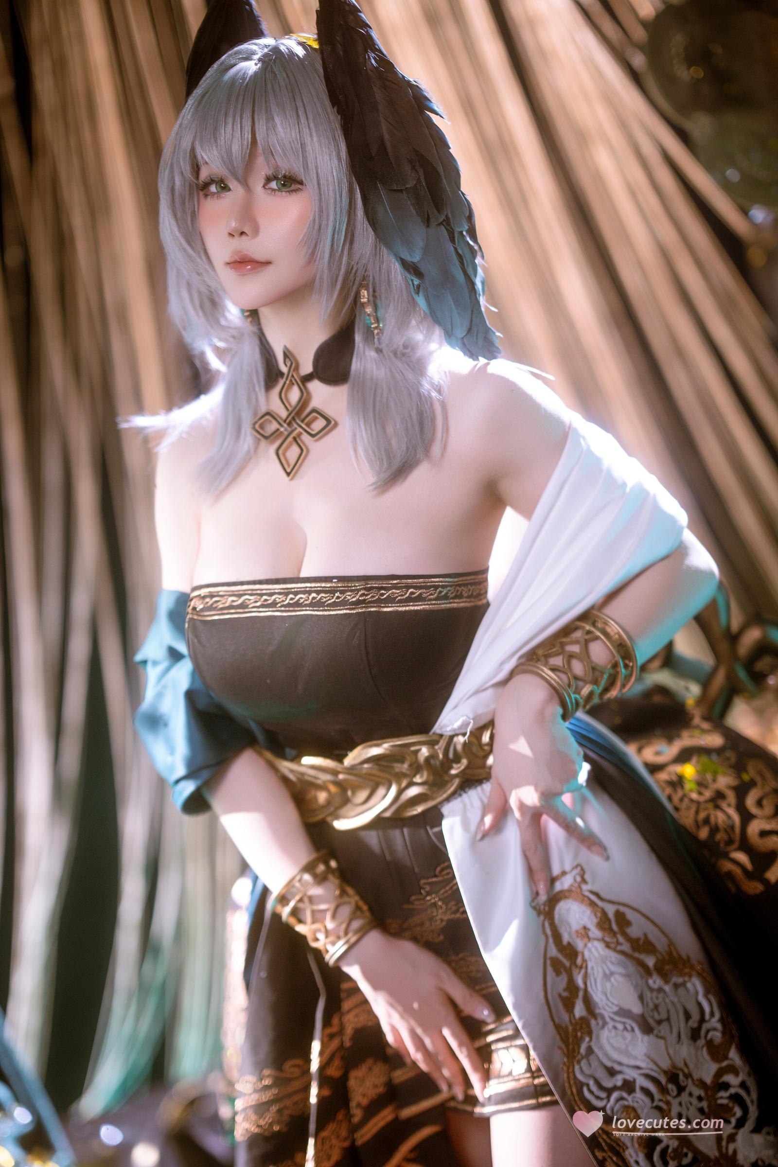 [Cosplay] Hoshilily - Arknights Hololive: Silver-Haired, Off-Shoulder Black and Gold Dress, Stunning Bust and Thighs, 35P