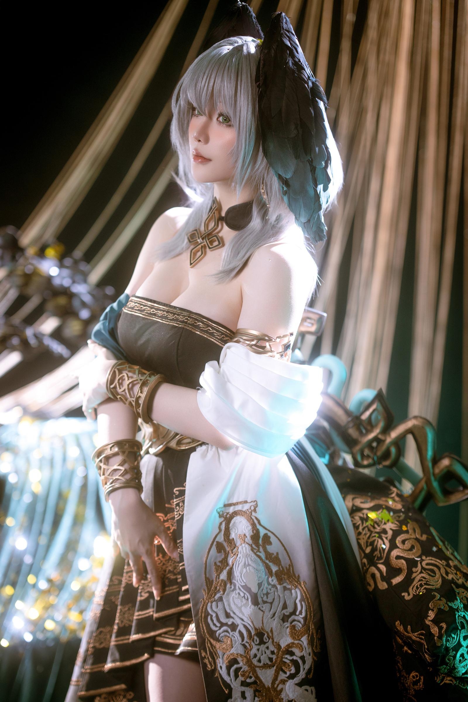 [Cosplay] Hoshilily - Arknights Hololive: Silver-Haired, Off-Shoulder Black and Gold Dress, Stunning Bust and Thighs, 35P