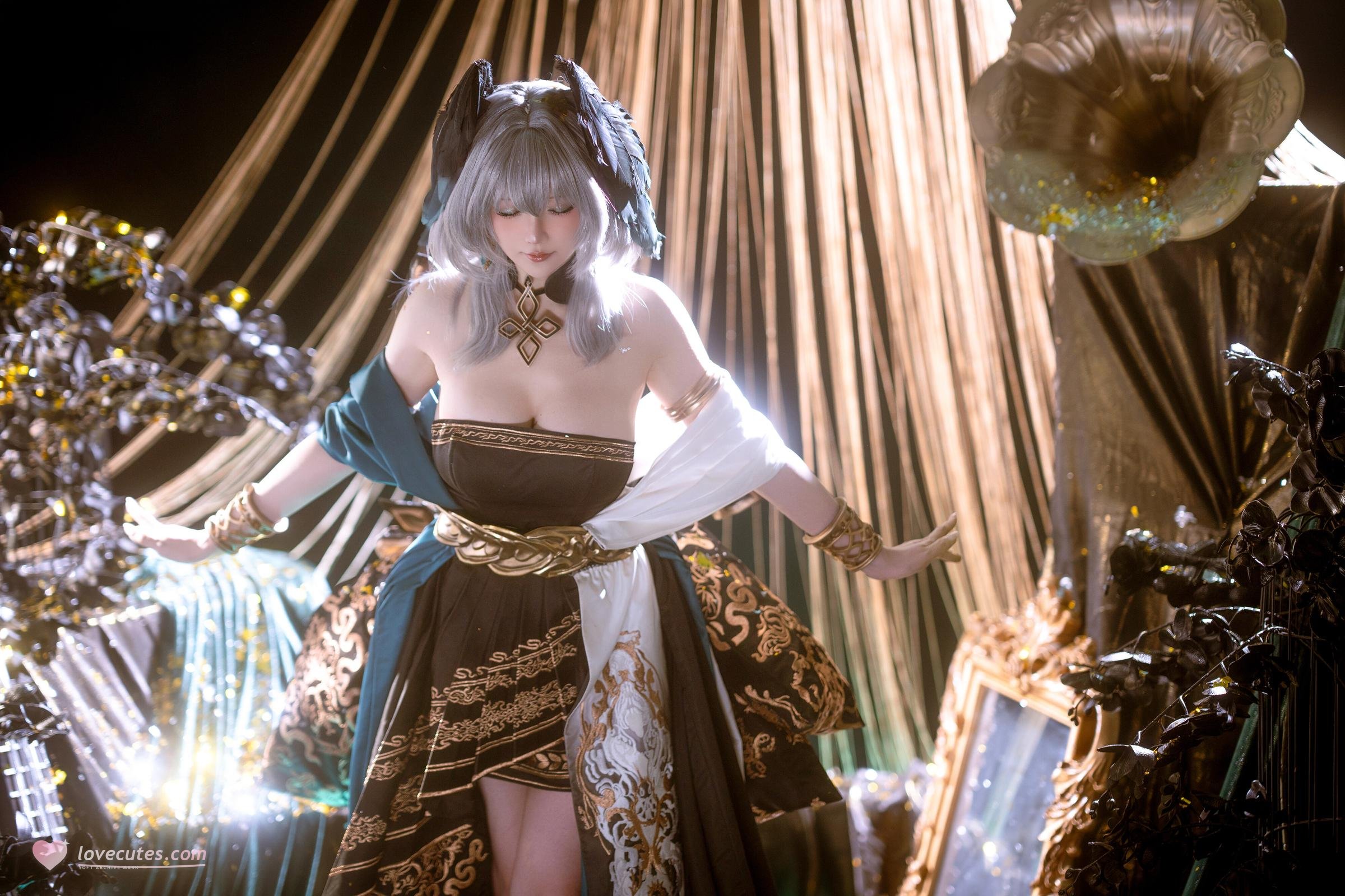 [Cosplay] Hoshilily - Arknights Hololive: Silver-Haired, Off-Shoulder Black and Gold Dress, Stunning Bust and Thighs, 35P