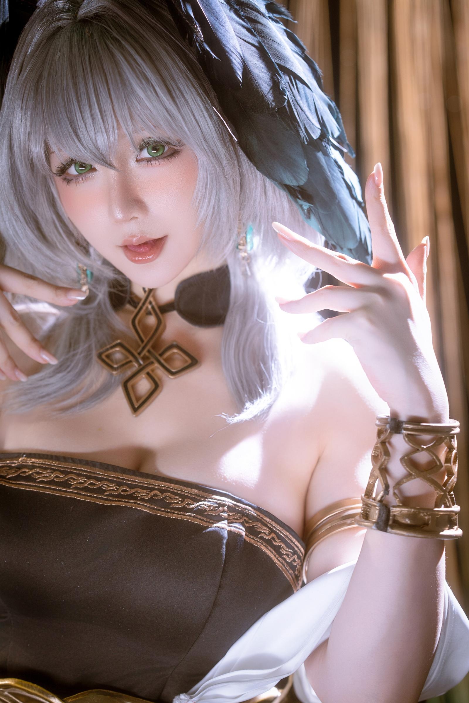 [Cosplay] Hoshilily - Arknights Hololive: Silver-Haired, Off-Shoulder Black and Gold Dress, Stunning Bust and Thighs, 35P