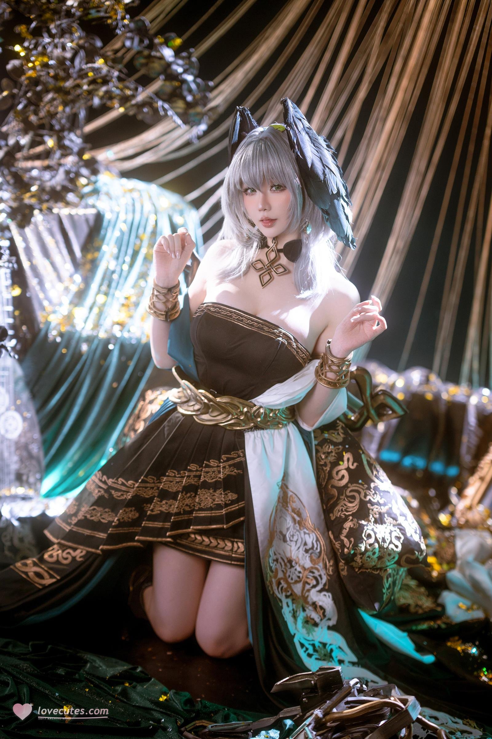 [Cosplay] Hoshilily - Arknights Hololive: Silver-Haired, Off-Shoulder Black and Gold Dress, Stunning Bust and Thighs, 35P