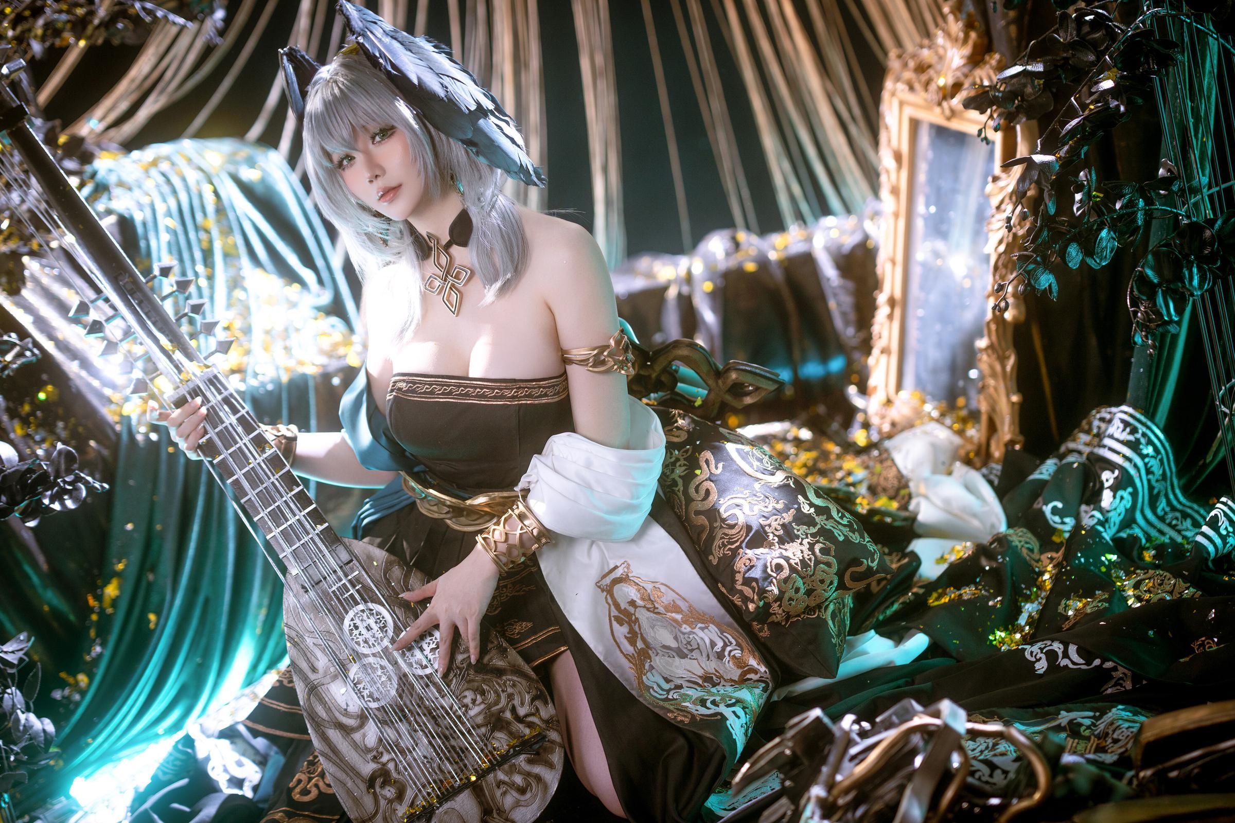 [Cosplay] Hoshilily - Arknights Hololive: Silver-Haired, Off-Shoulder Black and Gold Dress, Stunning Bust and Thighs, 35P