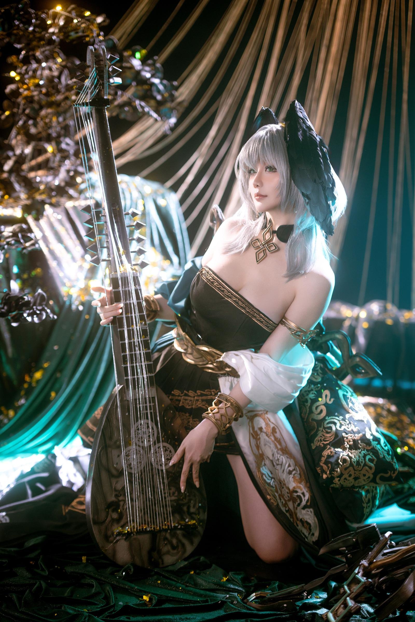 [Cosplay] Hoshilily - Arknights Hololive: Silver-Haired, Off-Shoulder Black and Gold Dress, Stunning Bust and Thighs, 35P